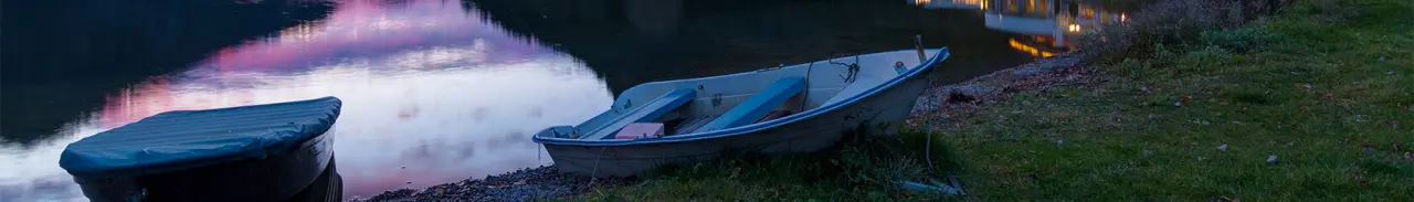 Boote am Ufer eines Sees bei Sonnenuntergang nahe dem Hotel Via Salina.