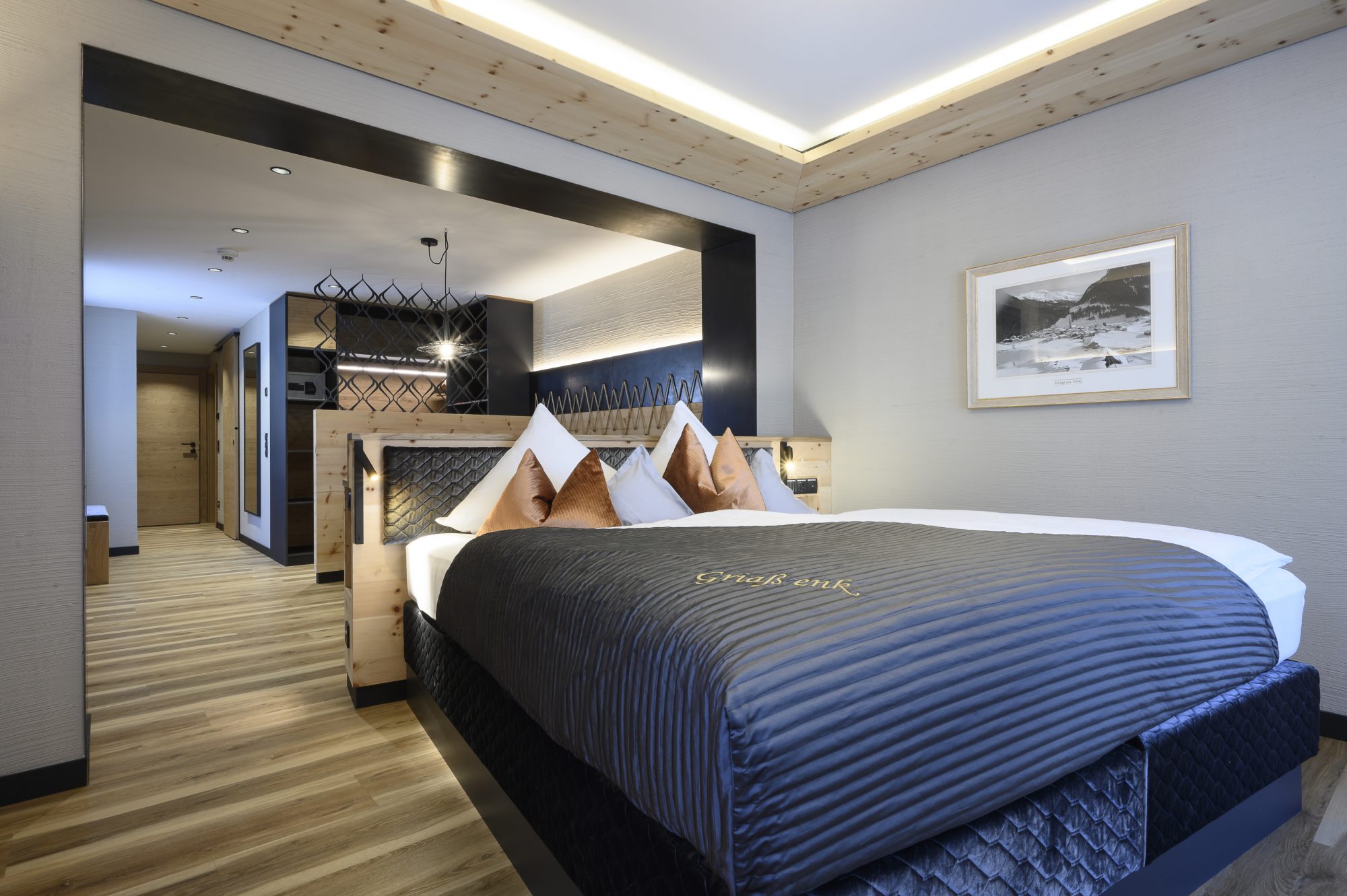 Hotel Tirol Alpin SPA in Ischgl – Modernes Doppelzimmer mit Holzelementen und stilvoller Einrichtung | Wellnesshotel Tirol
