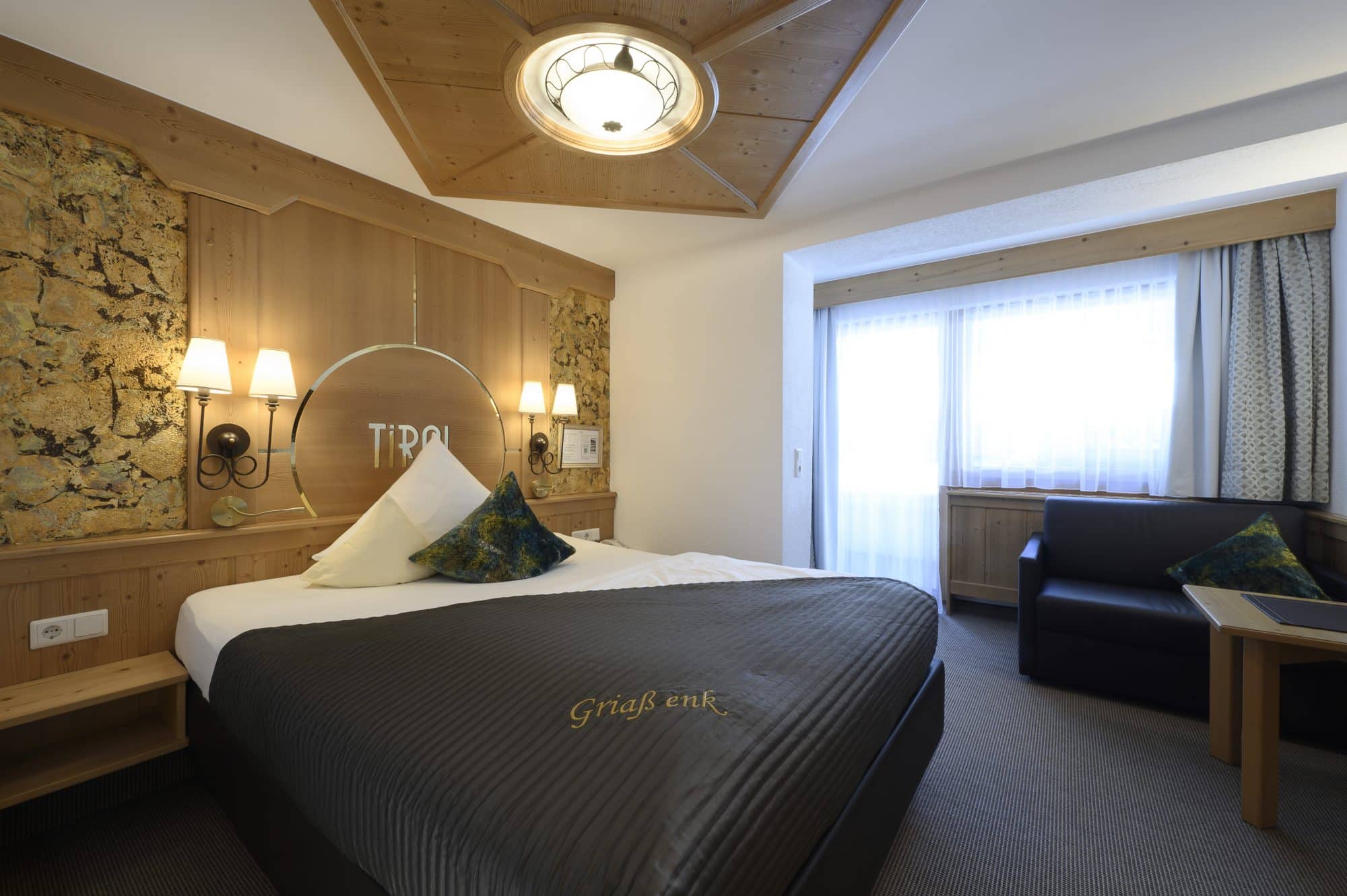 Hotel Tirol Alpin SPA in Ischgl – Gemütliches Doppelzimmer mit Holzelementen und traditionellem Charme | Wellnesshotel Tirol