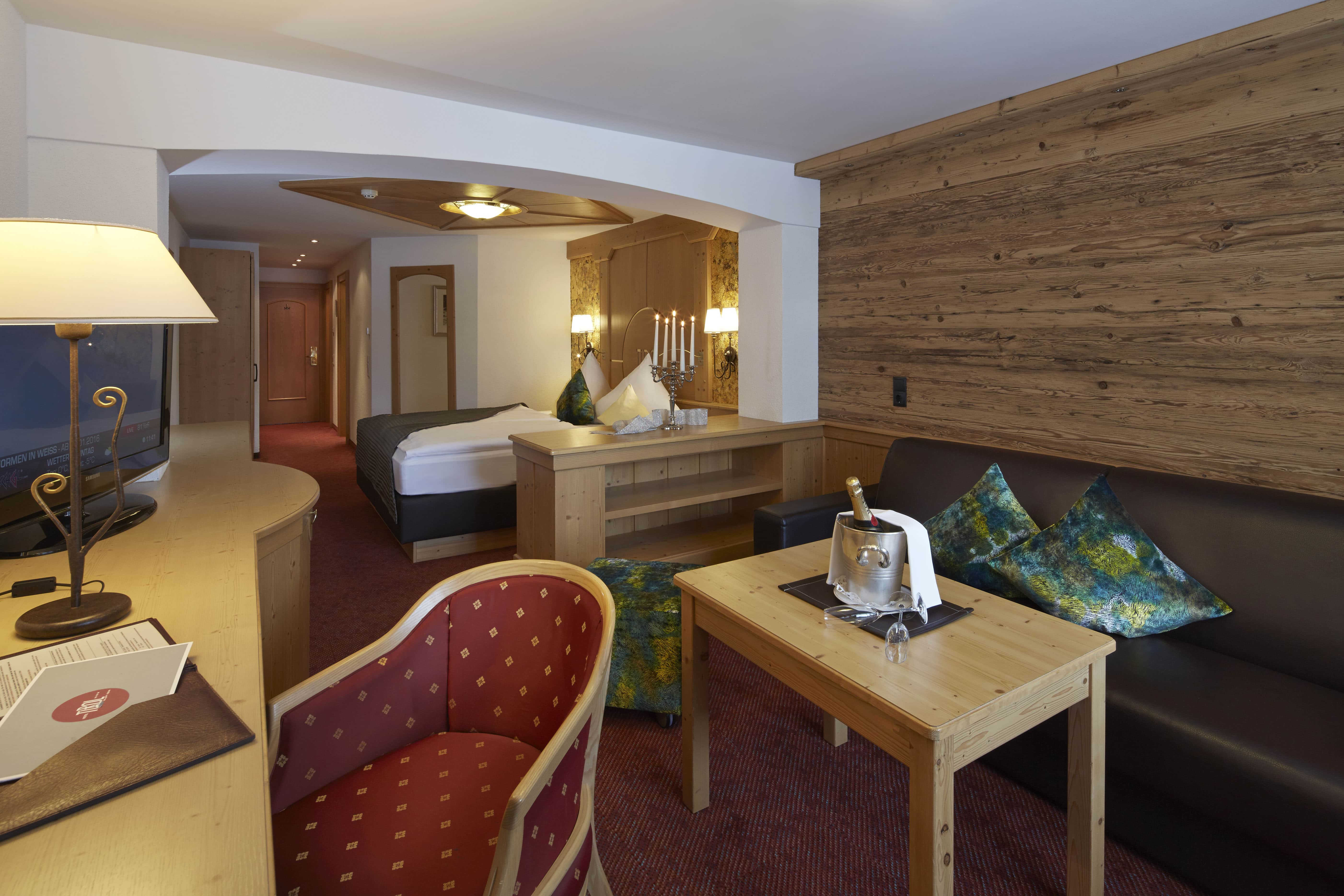 Hotel Tirol Alpin SPA in Ischgl – Komfortables Doppelzimmer im alpinen Stil | Wellnesshotel Tirol