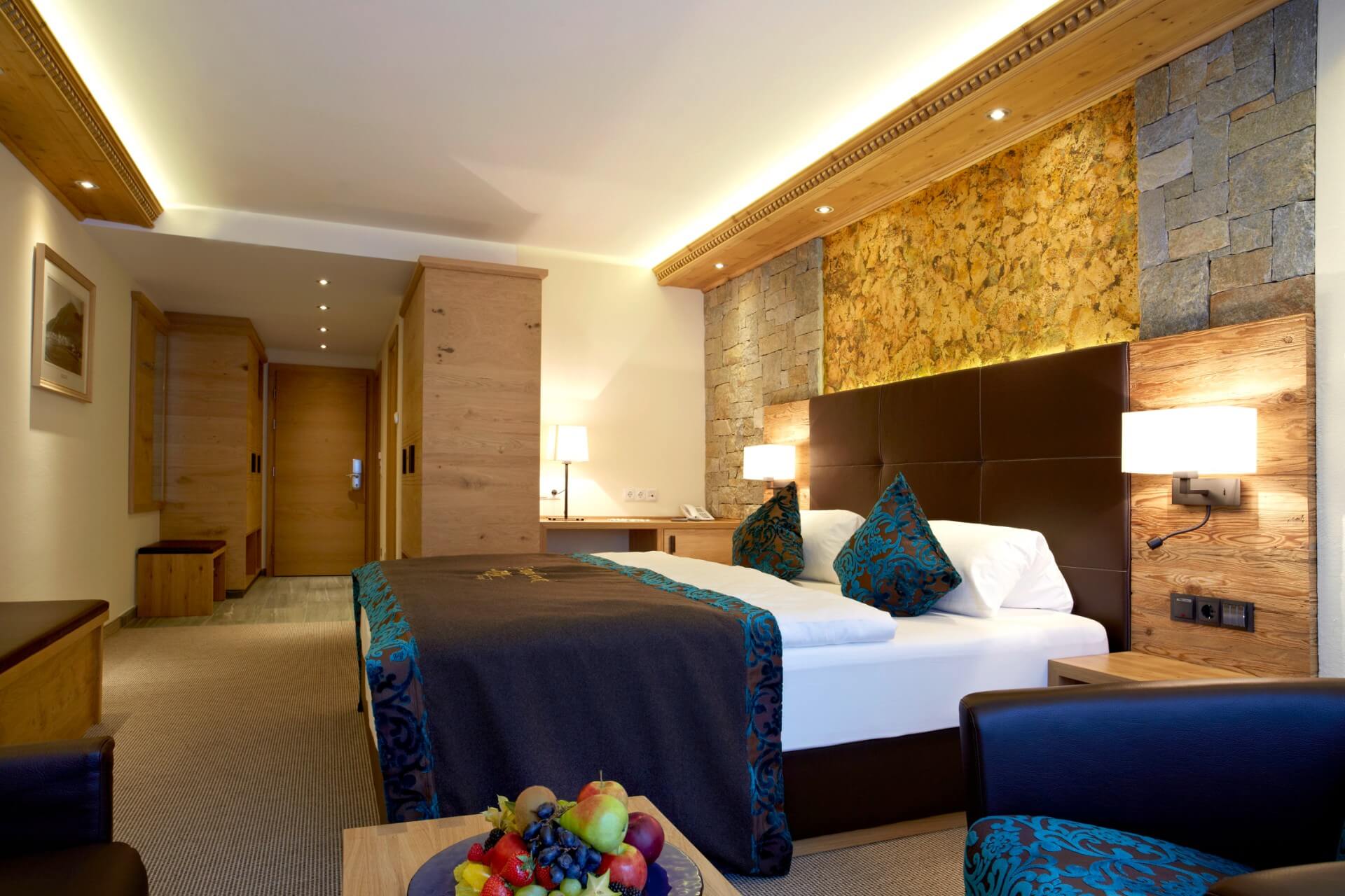 Hotel Tirol Alpin SPA in Ischgl – Geräumiges Doppelzimmer mit Steinwand-Akzent | Wellnesshotel Tirol