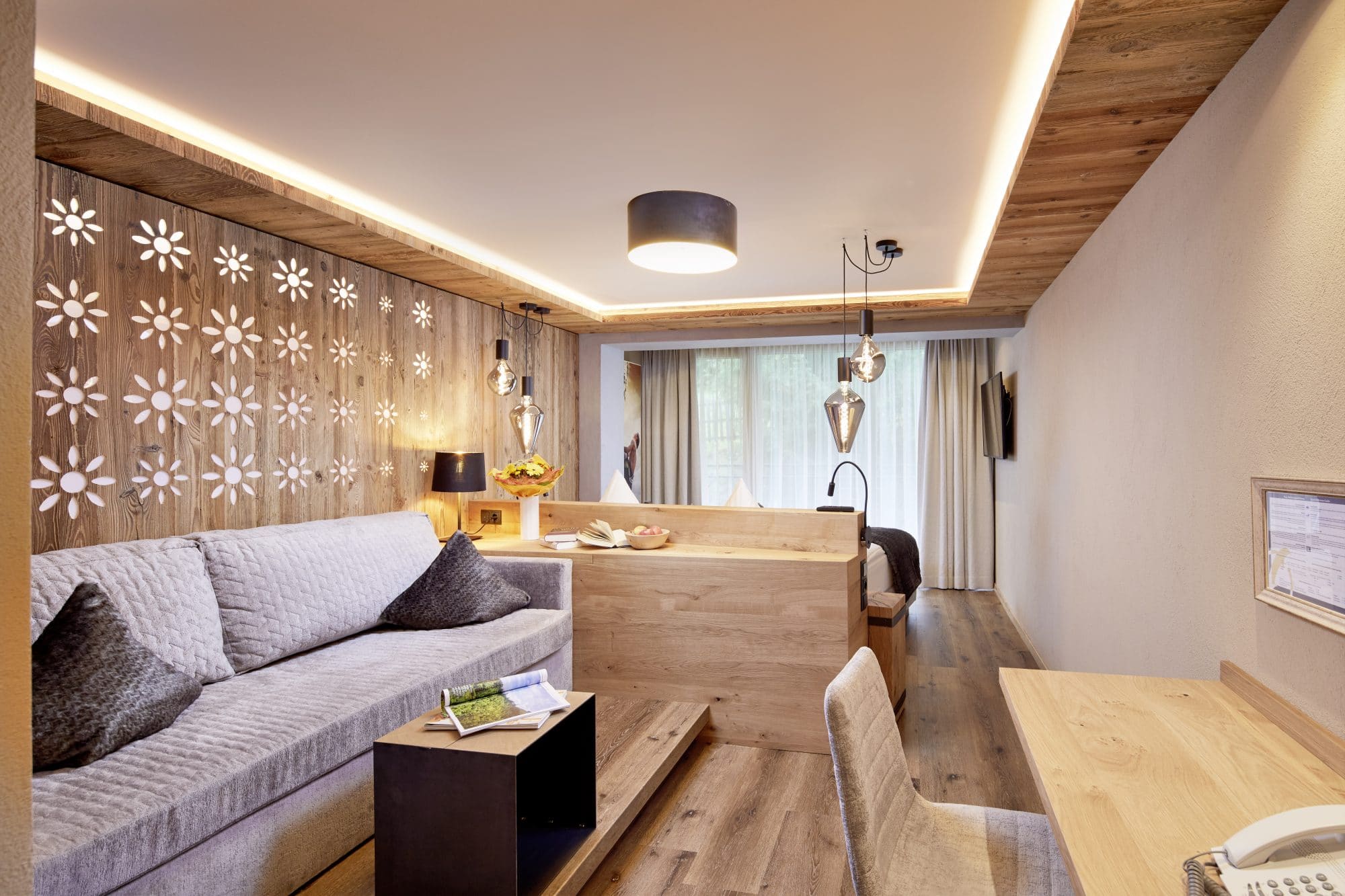 Hotel Tirol Alpin SPA in Ischgl – Helles Doppelzimmer mit Sofa und Holzelementen | Wellnesshotel Tirol