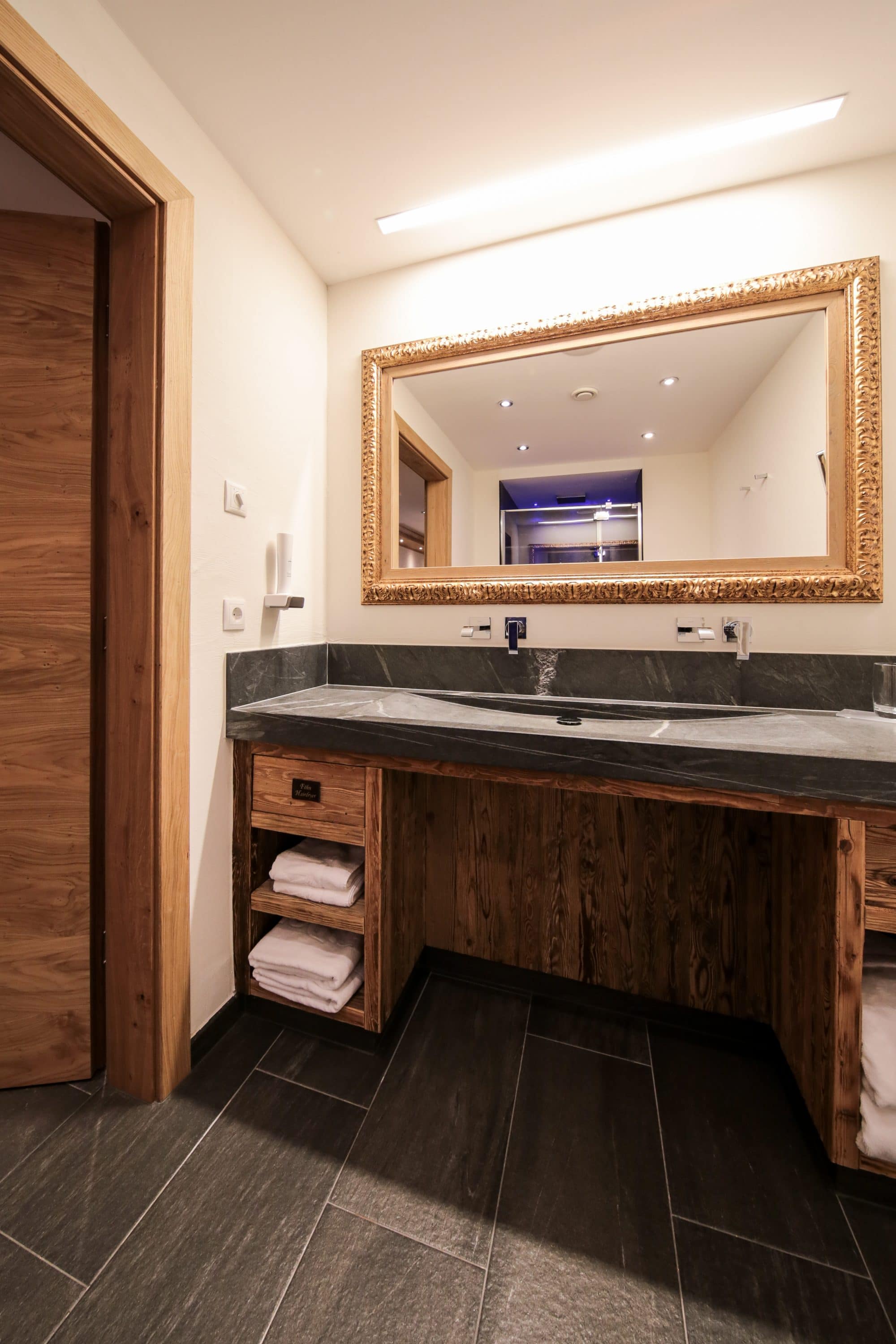 Hotel Tirol Alpin SPA in Ischgl – Modernes Badezimmer mit Doppelwaschbecken | Wellnesshotel Tirol