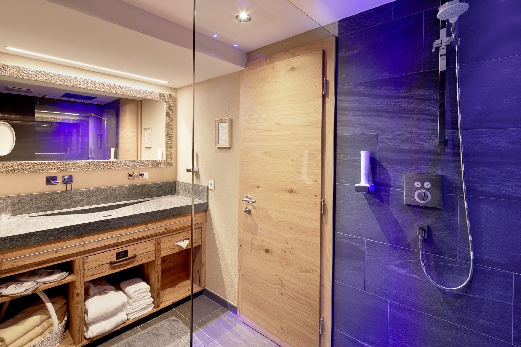 Hotel Tirol Alpin SPA in Ischgl – Modernes Badezimmer mit Regendusche und Waschtisch | Wellnesshotel Tirol
