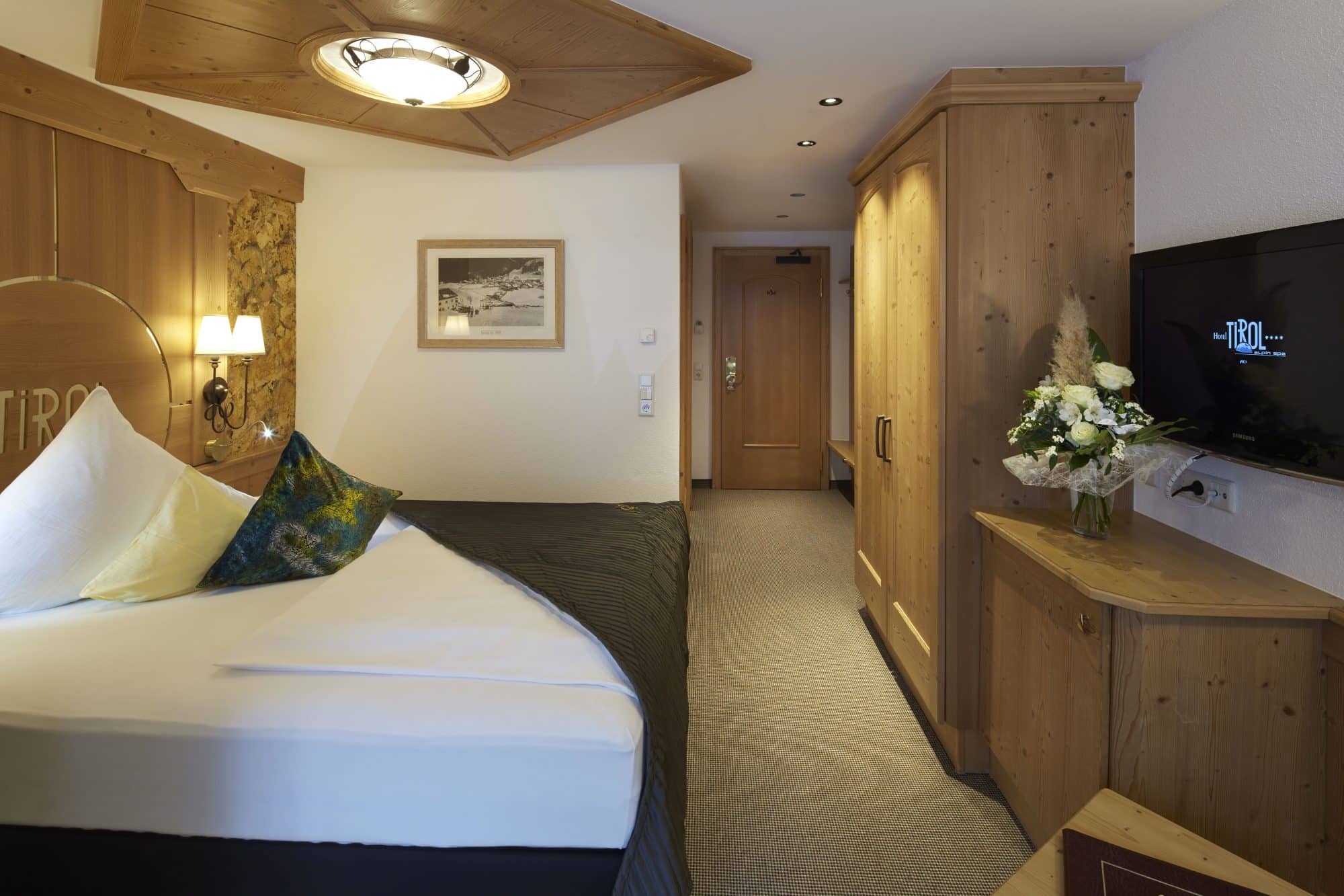 Hotel Tirol Alpin SPA in Ischgl – Gemütliches Doppelzimmer mit Holzeinrichtung | Wellnesshotel Tirol