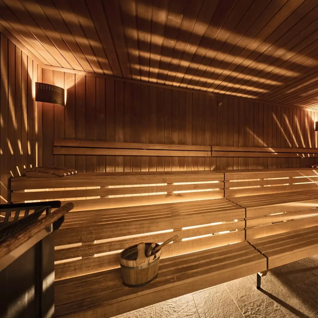 Finnische Sauna mit warmem Holz und stimmungsvoller Beleuchtung im Travel Charme Strandidyll Heringsdorf.