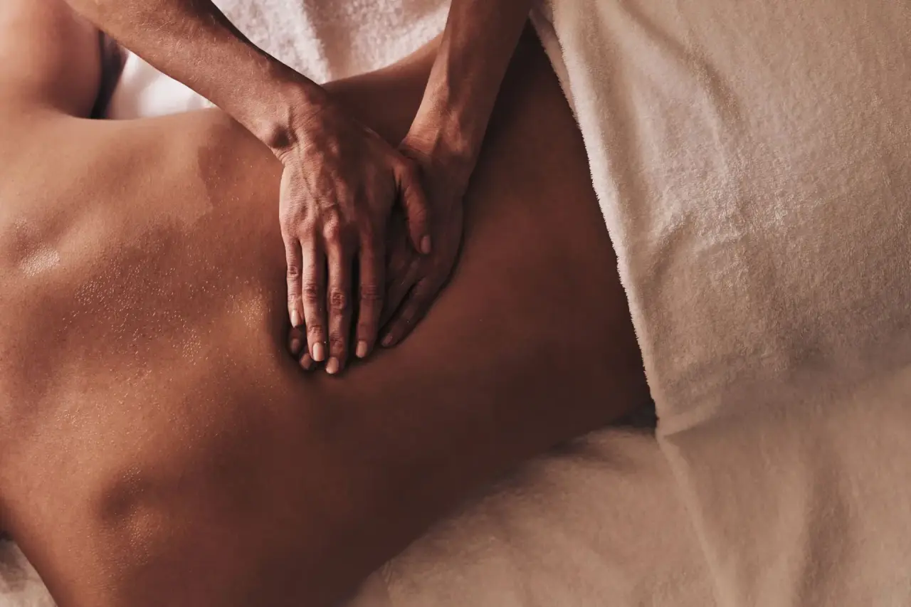 Entspannende Rückenmassage im Spa-Bereich des Travel Charme Strandidyll Heringsdorf.