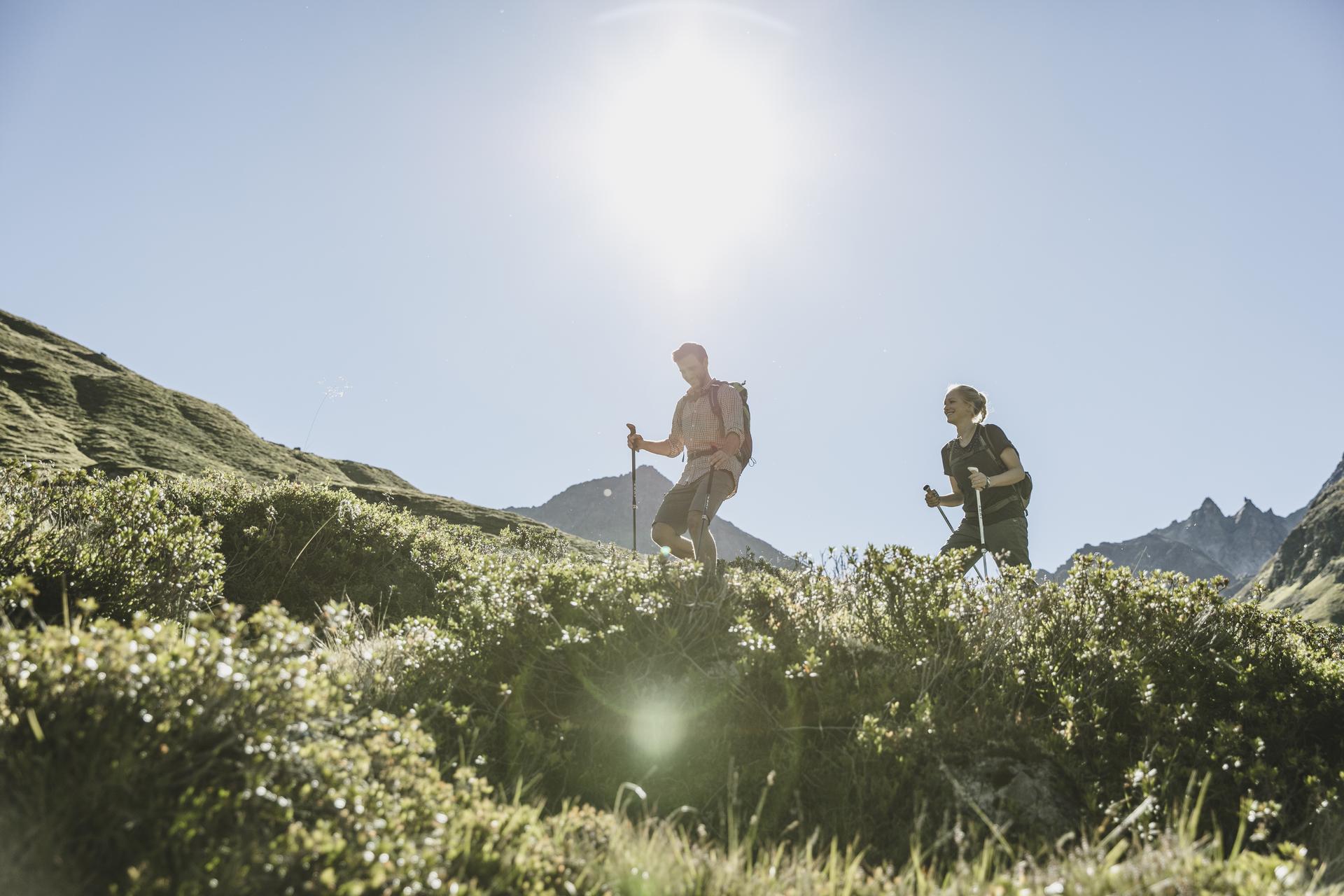 Hotel Schwarzer Adler in St. Anton am Arlberg – Wanderer in den Bergen bei Sonnenschein | Wellnesshotel Arlberg