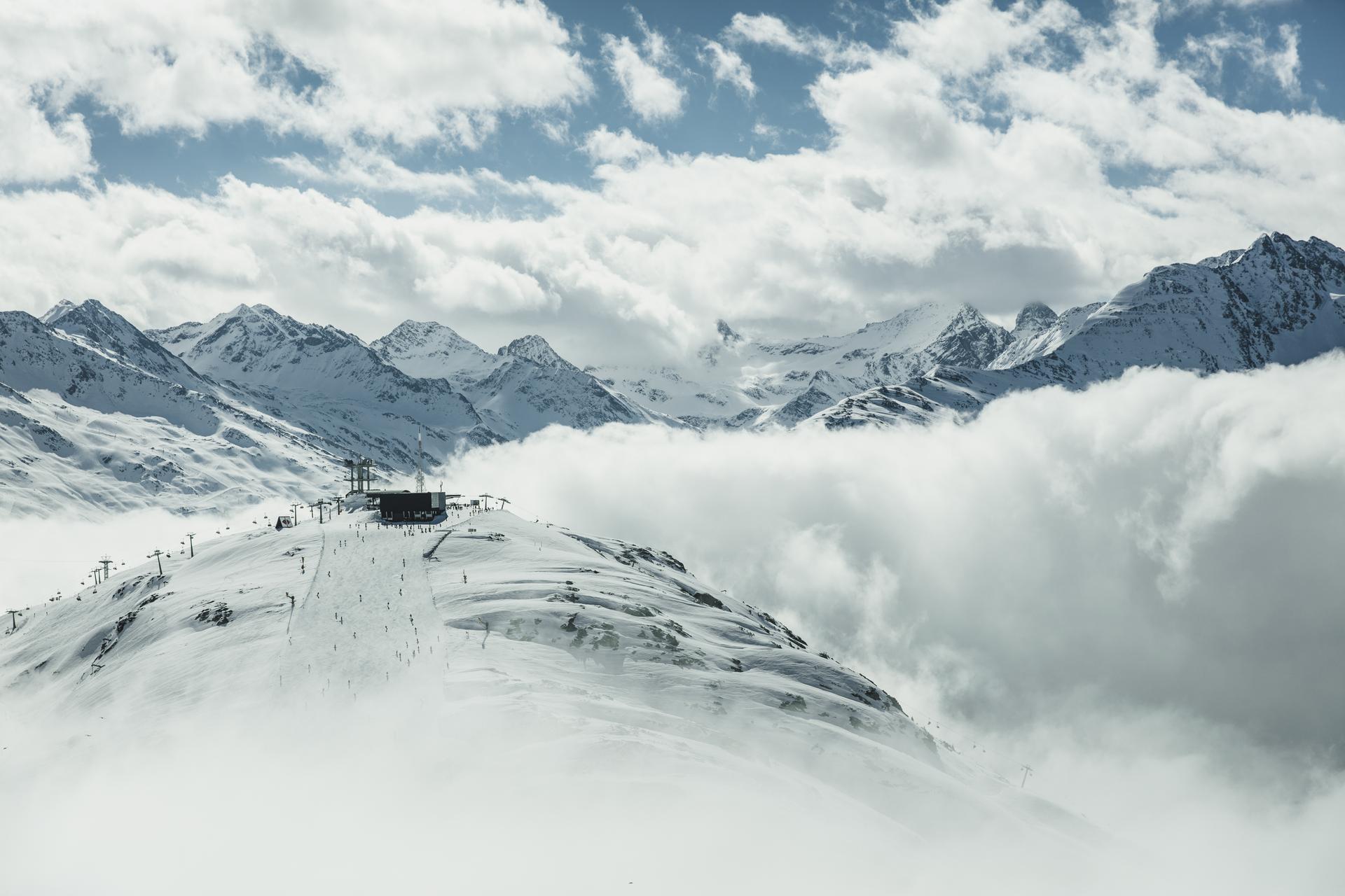 Hotel Schwarzer Adler in St. Anton am Arlberg – Winterliches Bergpanorama mit Skipisten und Wolken | Wellnesshotel Arlberg