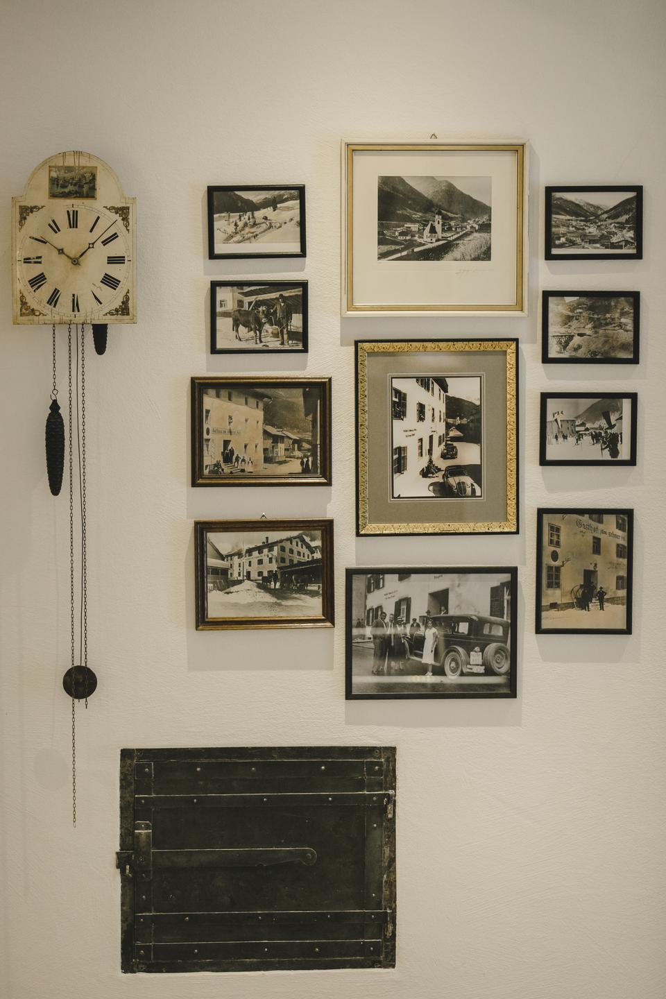 Hotel Schwarzer Adler in St. Anton am Arlberg – Historische Fotos und Kuckucksuhr an der Wand | Wellnesshotel Arlberg