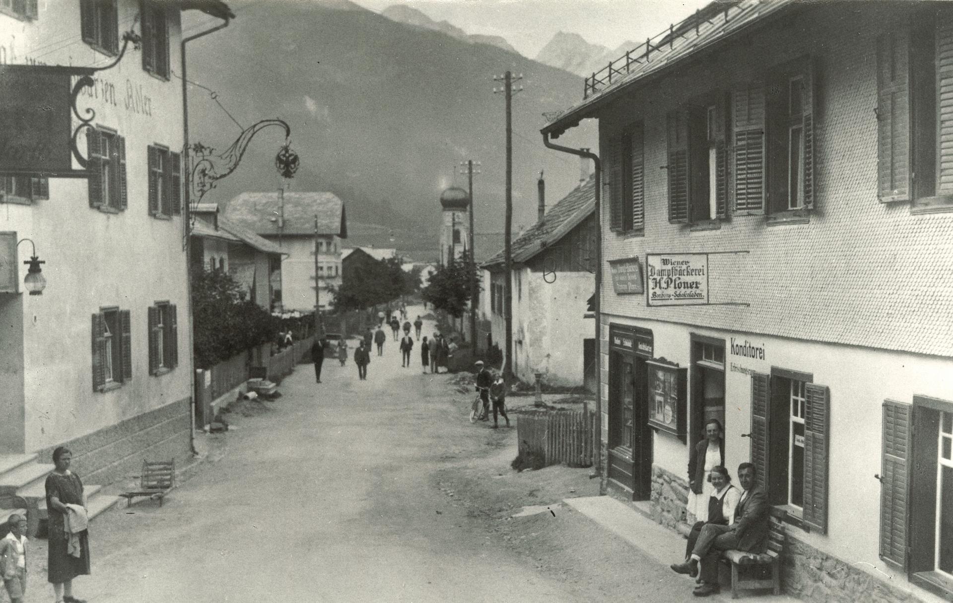 Hotel Schwarzer Adler in St. Anton am Arlberg – Historische Schwarz-Weiß-Aufnahme der Dorfstraße | Wellnesshotel Arlberg