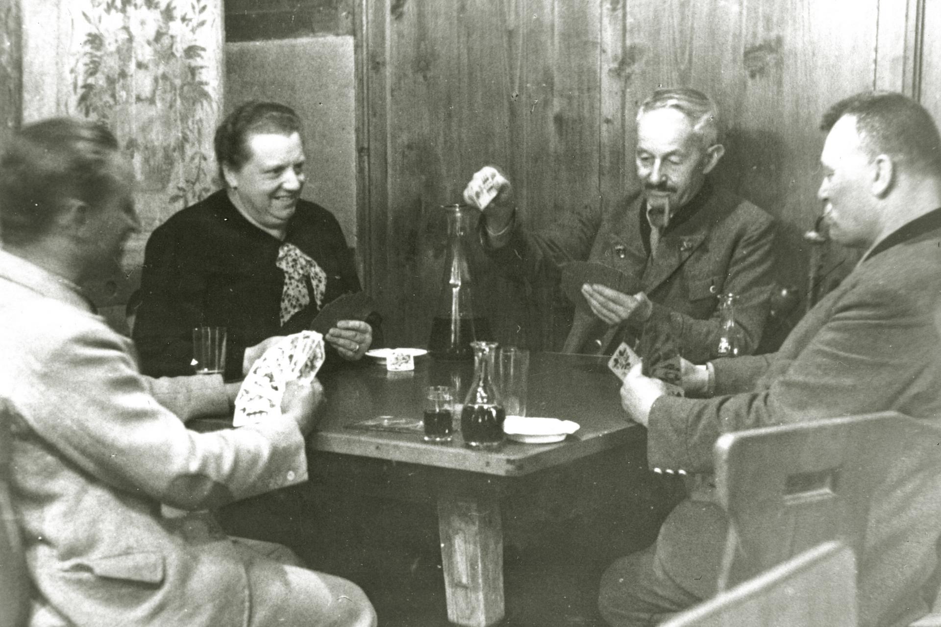 Hotel Schwarzer Adler in St. Anton am Arlberg – Historisches Bild von Männern beim Kartenspiel | Wellnesshotel Arlberg