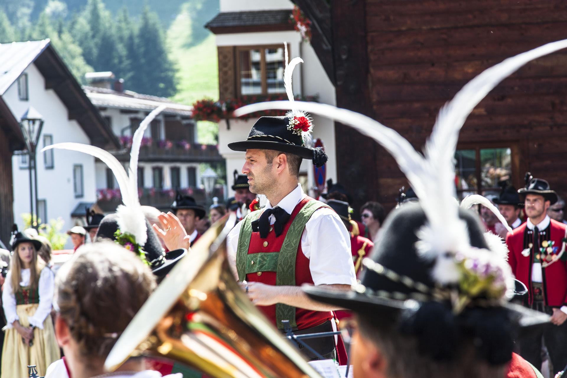 Hotel Schwarzer Adler in St. Anton am Arlberg – Mann in Tracht bei Musikkapelle | Wellnesshotel Arlberg