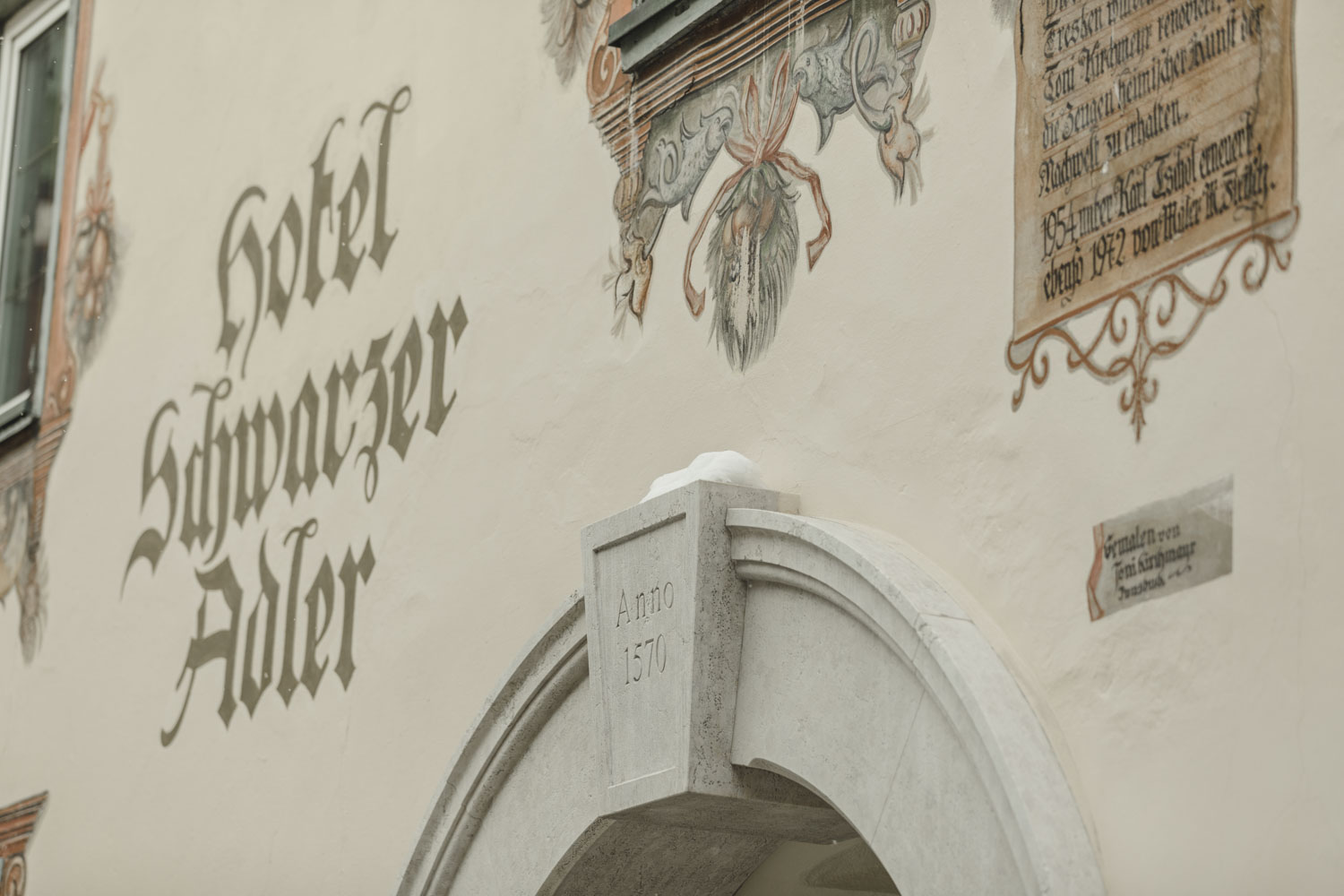 Hotel Schwarzer Adler in St. Anton am Arlberg – Historische Fassade mit Schriftzug | Wellnesshotel Arlberg