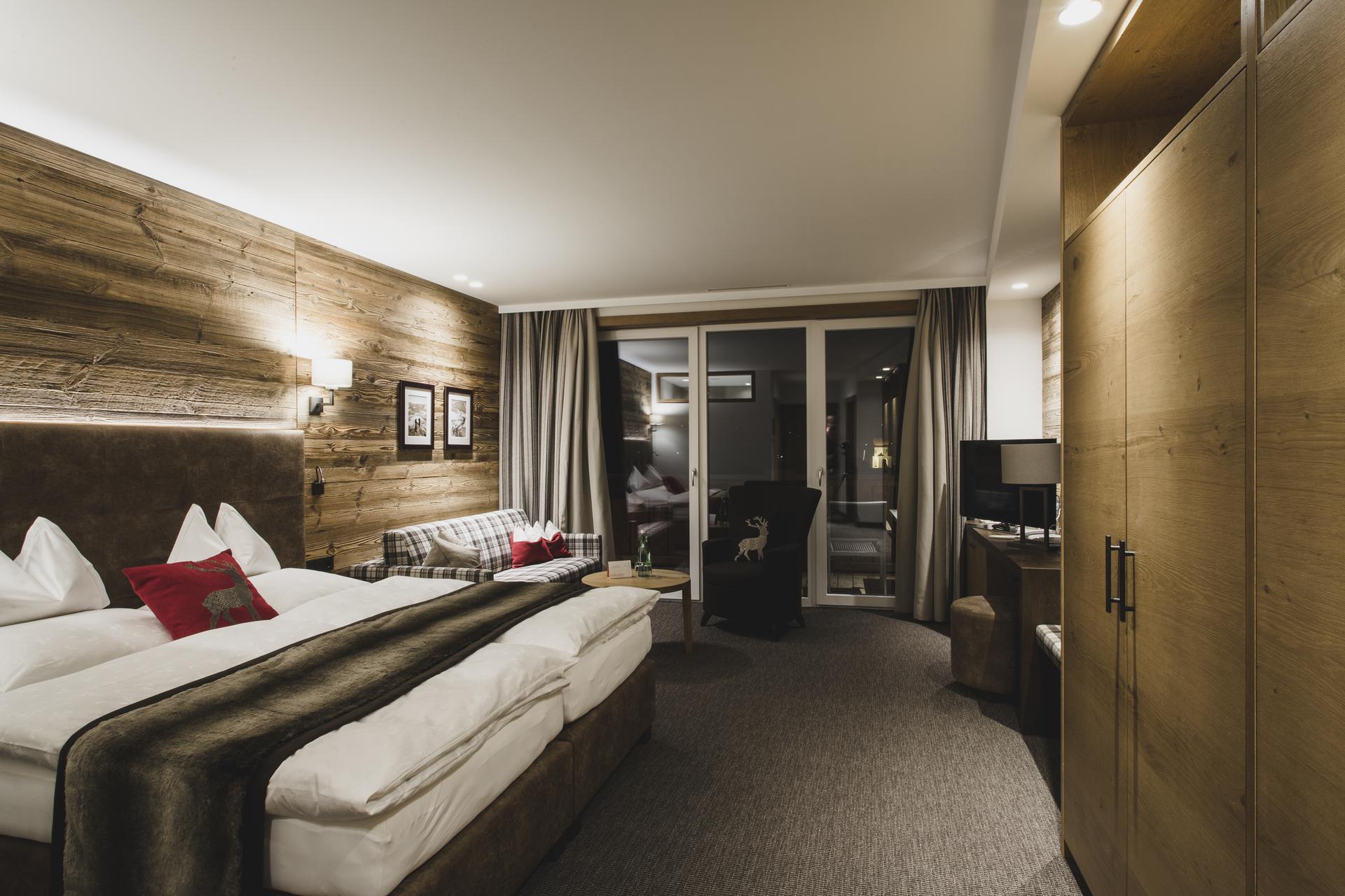 Hotel Schwarzer Adler in St. Anton am Arlberg – Gemütliches Doppelzimmer mit Holzelementen und Balkon | Wellnesshotel Arlberg