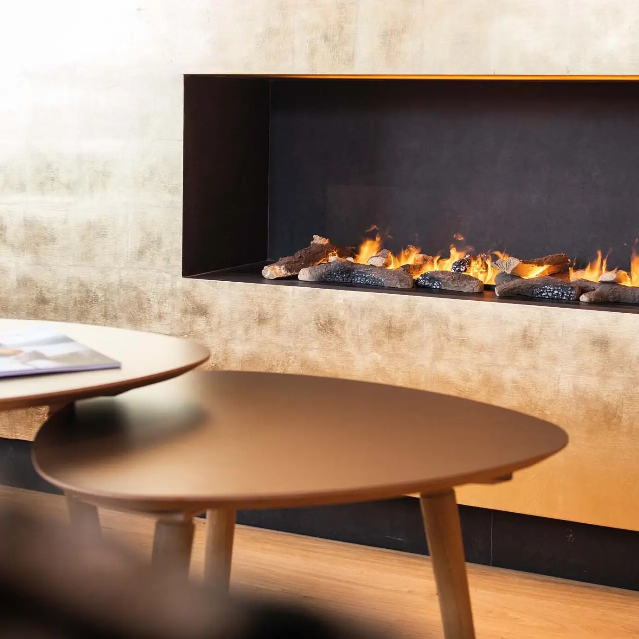 Romantik Hotel Im Weissen Rössl in St.Wolfgang – Moderner Kamin mit Feuer und Beistelltischen | Wellnesshotel Salzkammergut