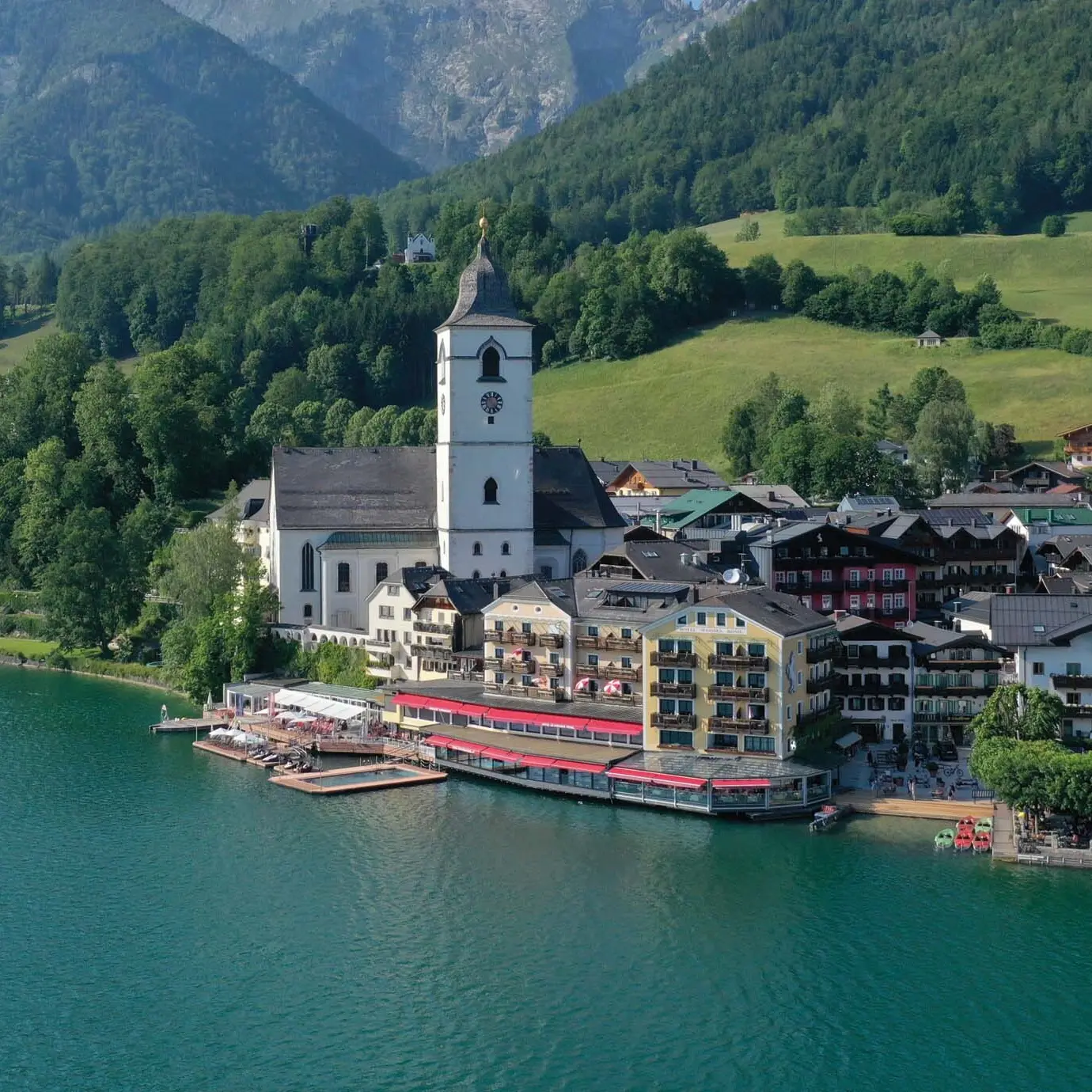 Romantik Hotel Im Weissen Rössl in St.Wolfgang – Hotelgebäude direkt am Wolfgangsee mit Seeterrassen | Wellnesshotel Salzkammergut