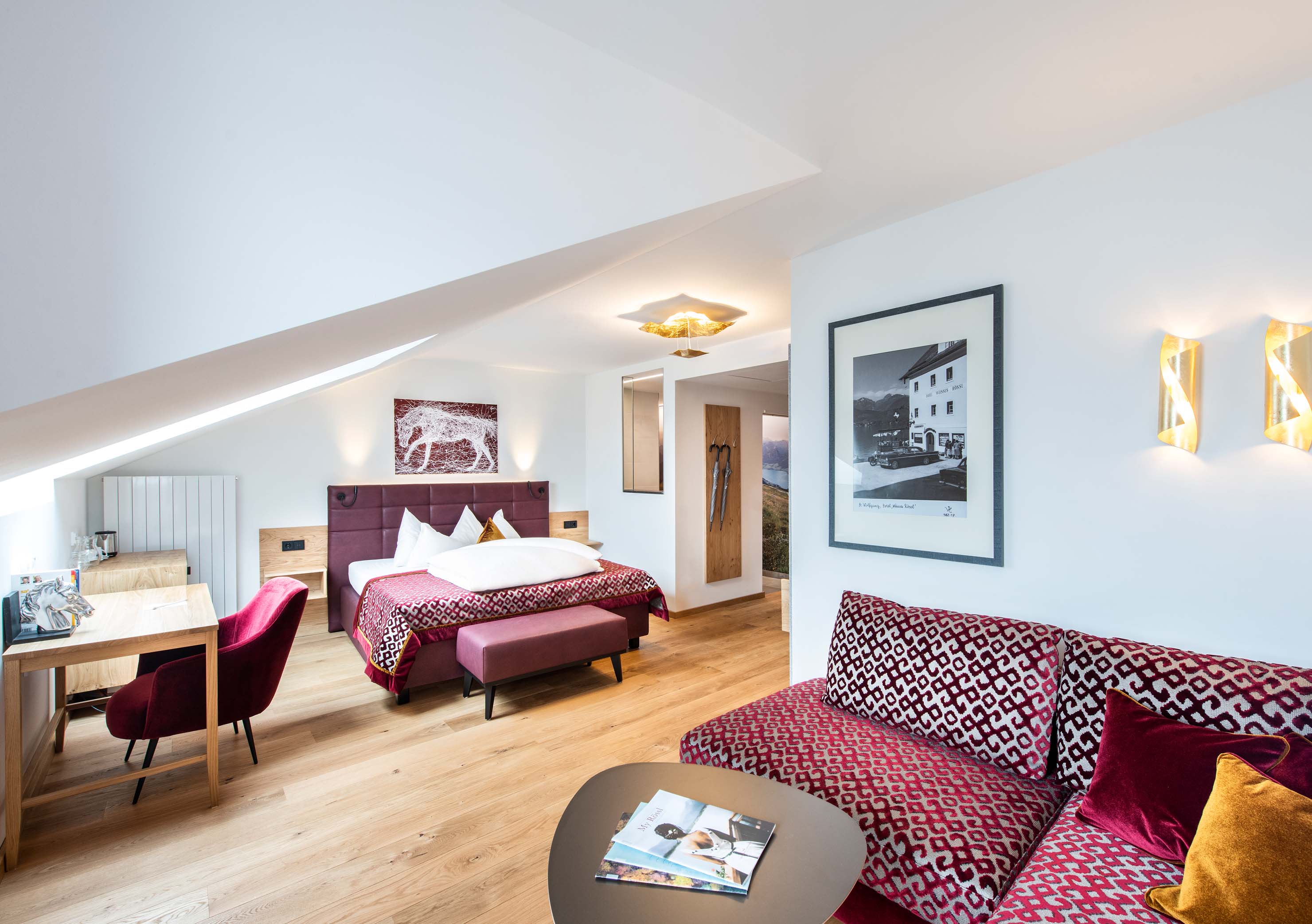 Romantik Hotel Im Weissen Rössl in St.Wolfgang – Komfortables Hotelzimmer mit Sofa und Schreibtisch | Wellnesshotel Salzkammergut