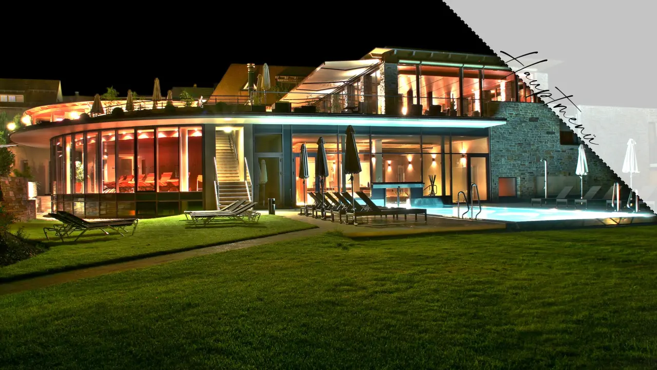 Abendliche Aussenansicht des beleuchteten Wellnessbereichs mit Pool im Hotel Lauterbad