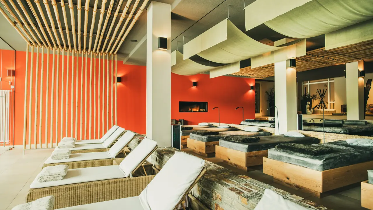 Moderner Ruheraum mit Kamin, Bambus-Design und bequemen Liegen im Wellnessbereich des Hotel Lauterbad.