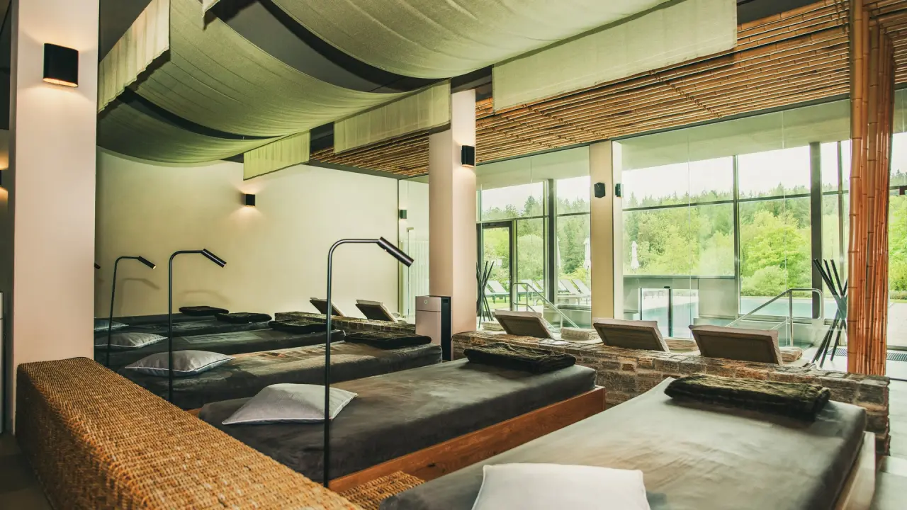 Entspannungsbereich im Spa des Hotel Lauterbad mit bequemen Liegen und Blick auf die Natur und den Aussenpool.