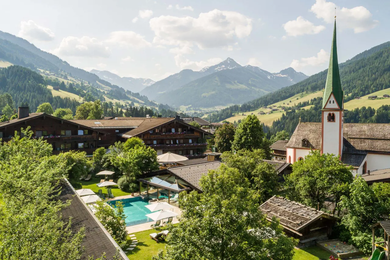 Panoramablick auf den Böglerhof mit Aussenpool und Alpenkulisse im Alpbachtal.