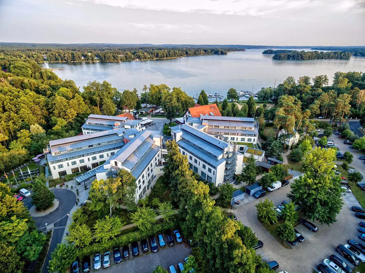 Luftaufnahme des Hotel Esplanade Resort & Spa mit Blick auf den See und die umliegenden Wälder. Perfekt für Erholung.