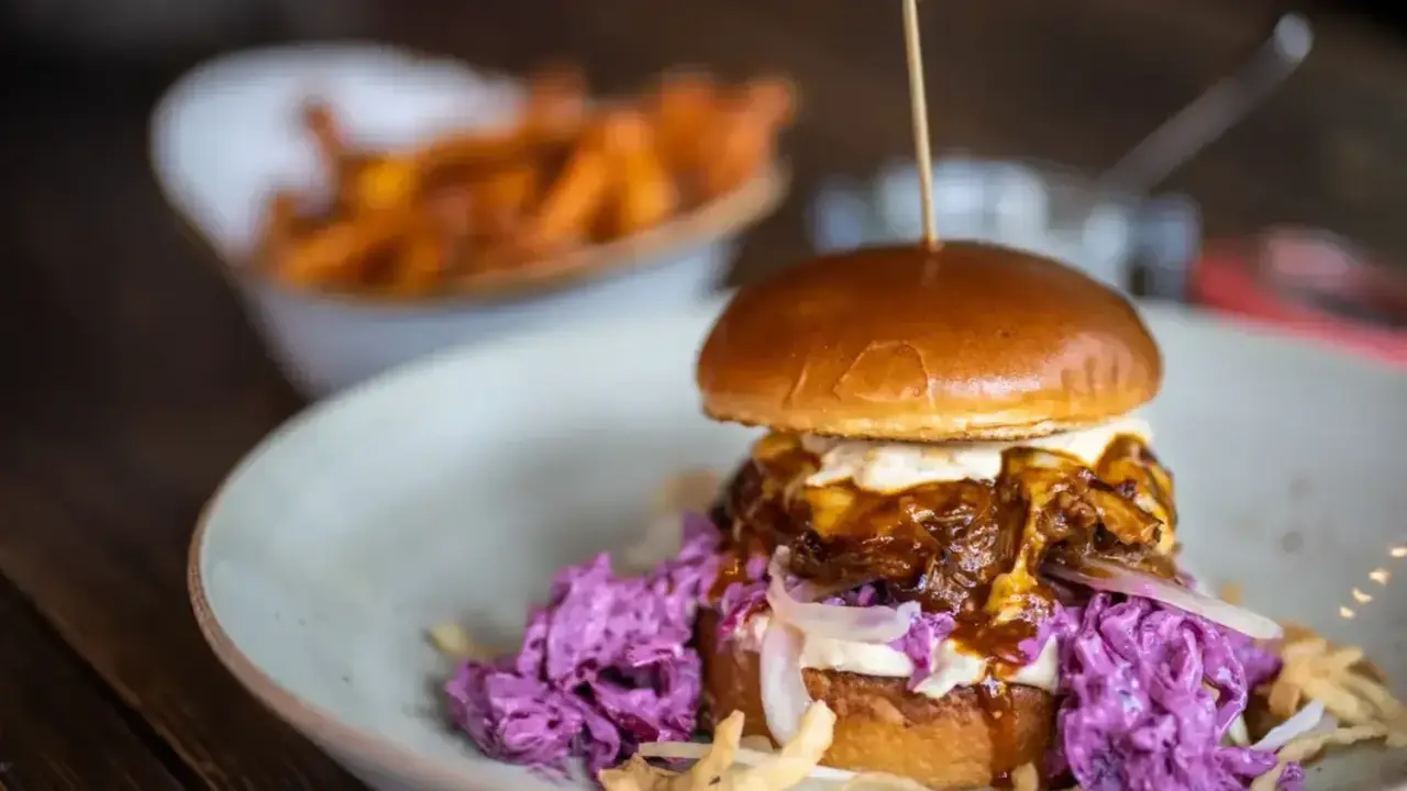 Saftiger Burger mit Pulled Pork und Rotkohlsalat im Restaurant des Hotel Esplanade Resort & Spa.