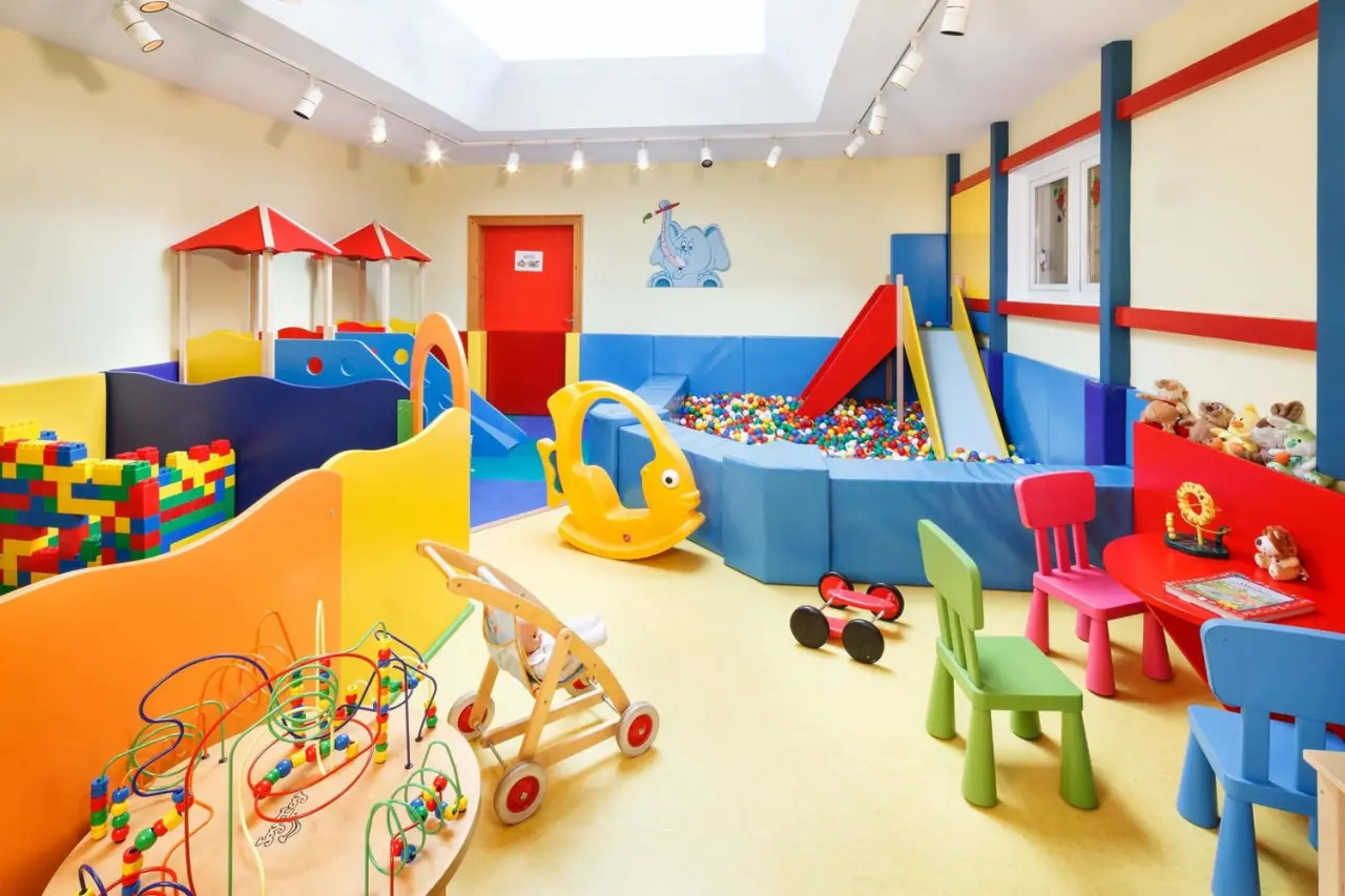 Bunter Spielbereich mit Bällebad, Rutsche und vielfältigem Spielzeug im Familienhotel Hinteregger.