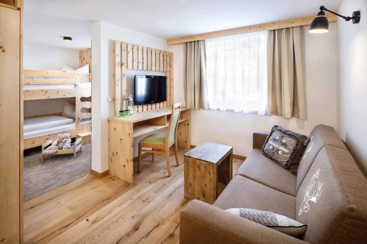 Gemütliches Familienzimmer mit Etagenbetten und Sofa im Familienhotel Hinteregger