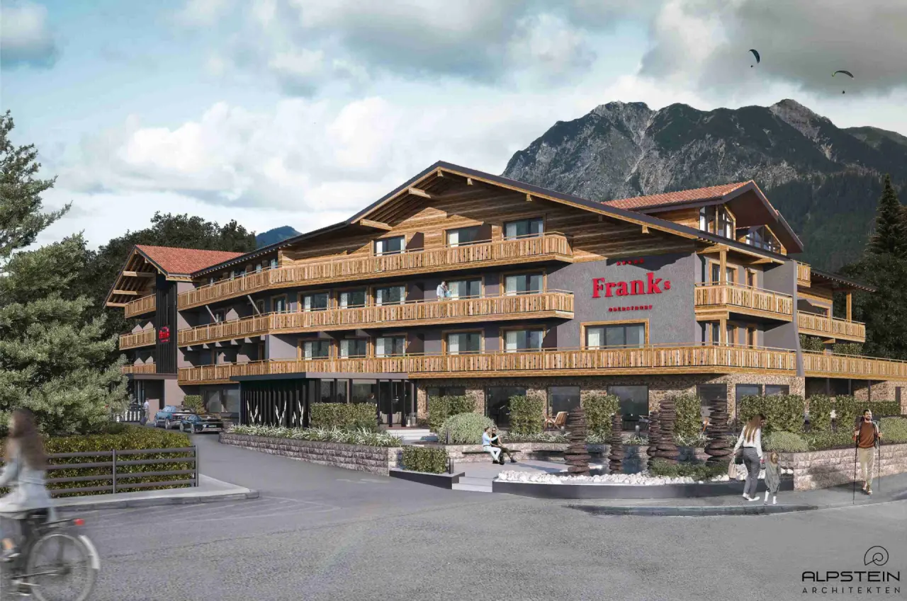 Aussenansicht des Hotel Franks in Oberstdorf mit traditioneller Holzarchitektur und Bergpanorama. Ideal für Wellnessurlaub.