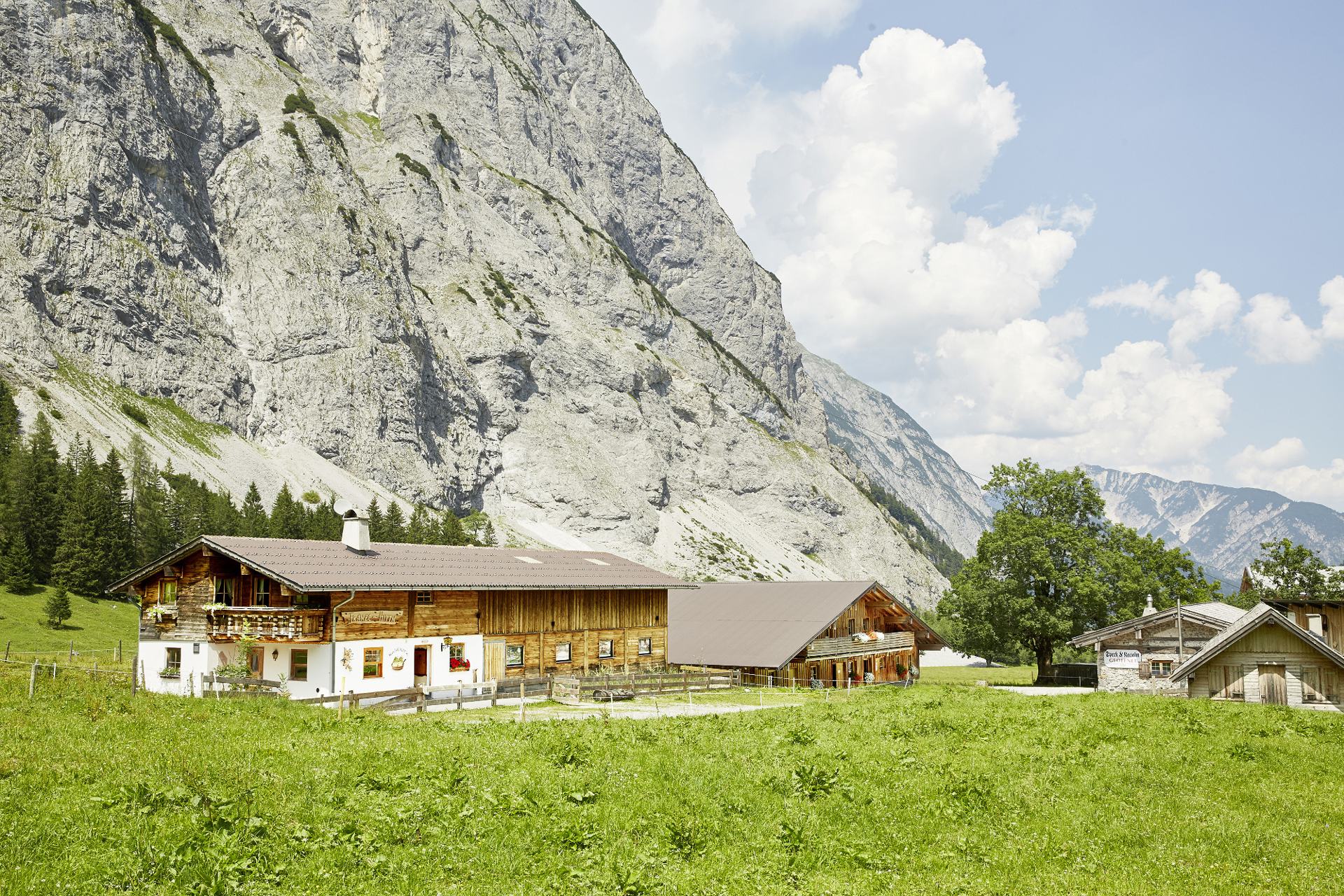 Alpengenuss & Natur SPA Gramai Alm in Pertisau – Traditionelle Almgebäude vor imposanter Bergkulisse | Wellnesshotel Tirol
