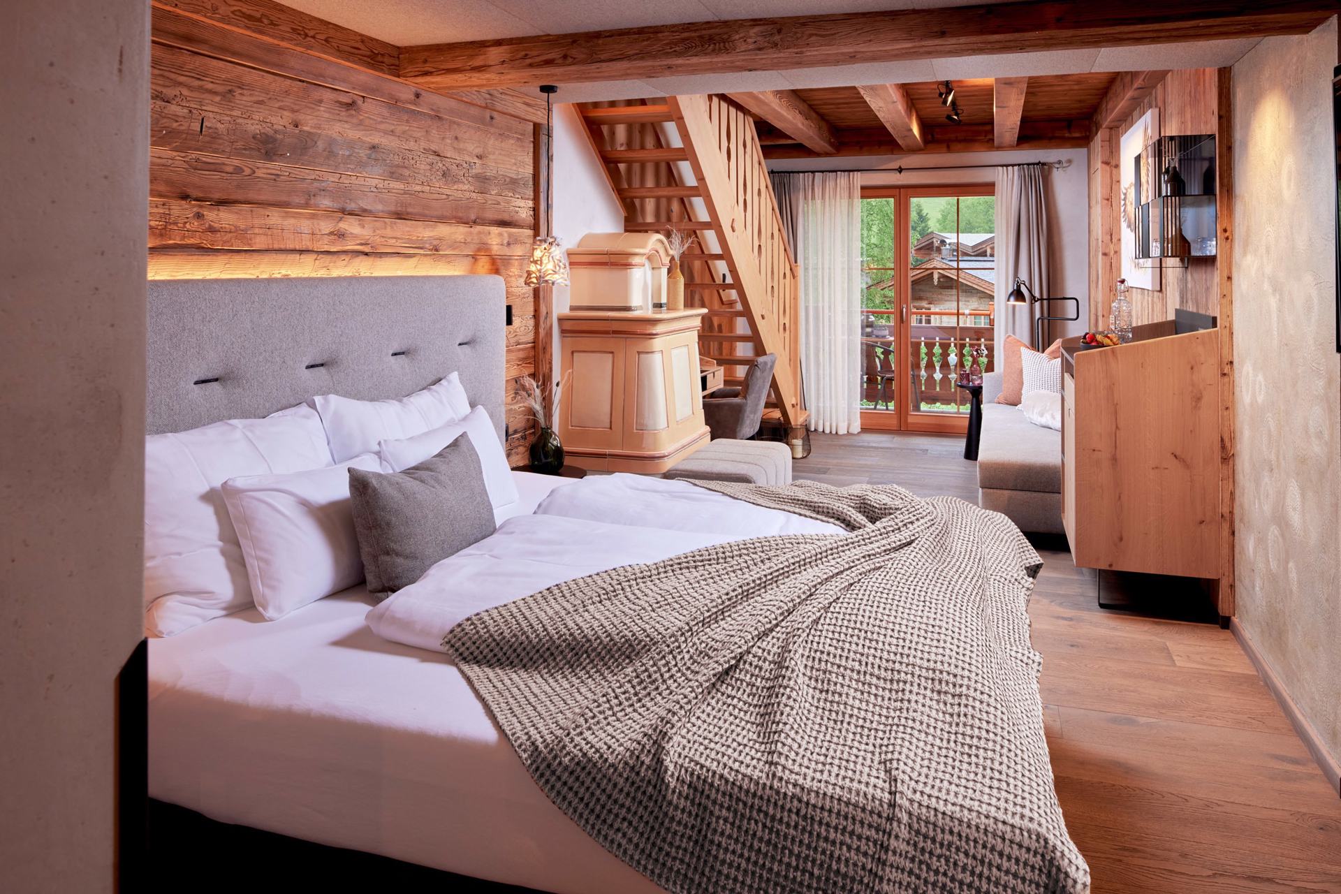 Alpengenuss & Natur SPA Gramai Alm in Pertisau – Gemütliches Hotelzimmer mit Holzinterieur und Galerie | Wellnesshotel Tirol