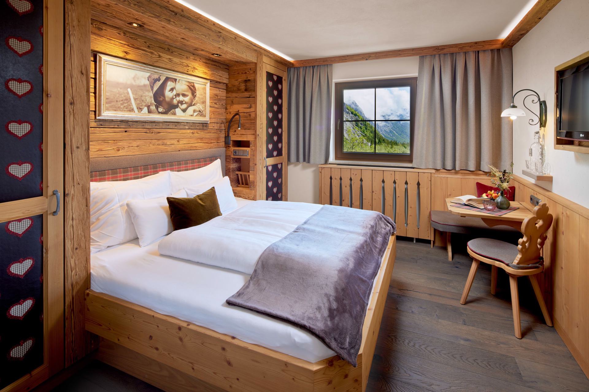 Alpengenuss & Natur SPA Gramai Alm in Pertisau – Traditionelles Doppelzimmer mit Holzelementen und Bergblick | Wellnesshotel Tirol