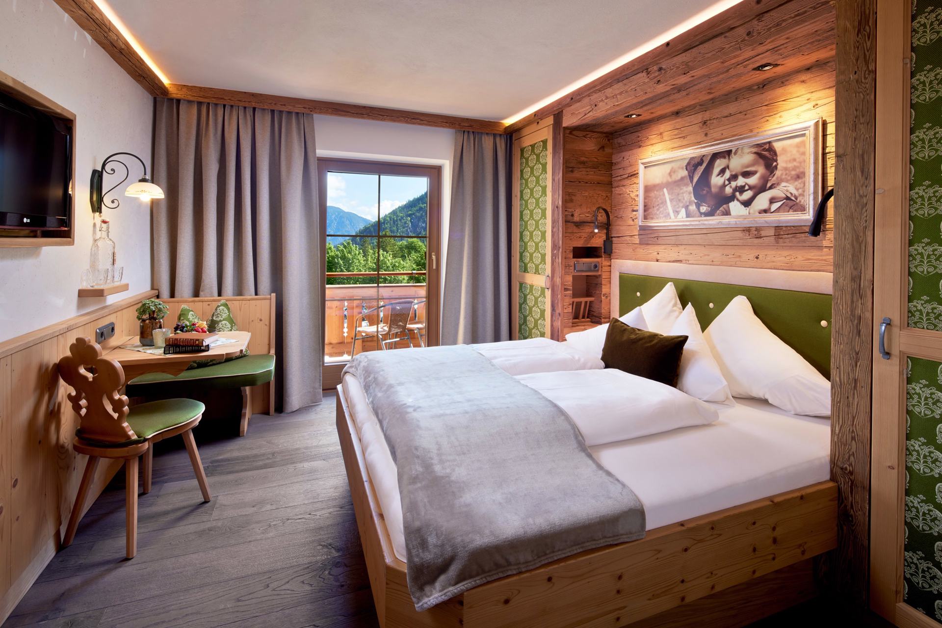 Alpengenuss & Natur SPA Gramai Alm in Pertisau – Gemütliches Doppelzimmer mit Balkon und Bergblick | Wellnesshotel Tirol