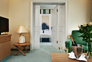 Komfortable Suite im Maximilian***** Quellness- und Golfhotel mit separatem Wohn- und Schlafbereich und Champagner.