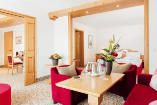 Geräumige Suite mit Wohnbereich und Schlafzimmer im Maximilian***** Quellness- und Golfhotel.