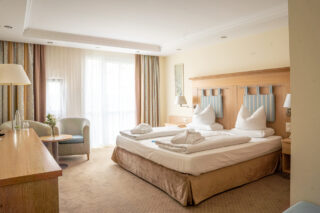 Komfortables Doppelzimmer mit Balkon und Bademänteln im Maximilian***** Quellness- und Golfhotel