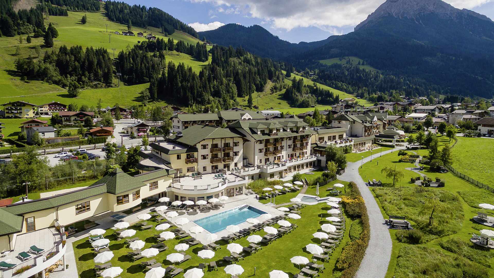 ROBINSON Amadé in Kleinarl – Luftbild des Hotels mit großem Außenpool und Liegewiese | Wellnesshotel Salzburger Land