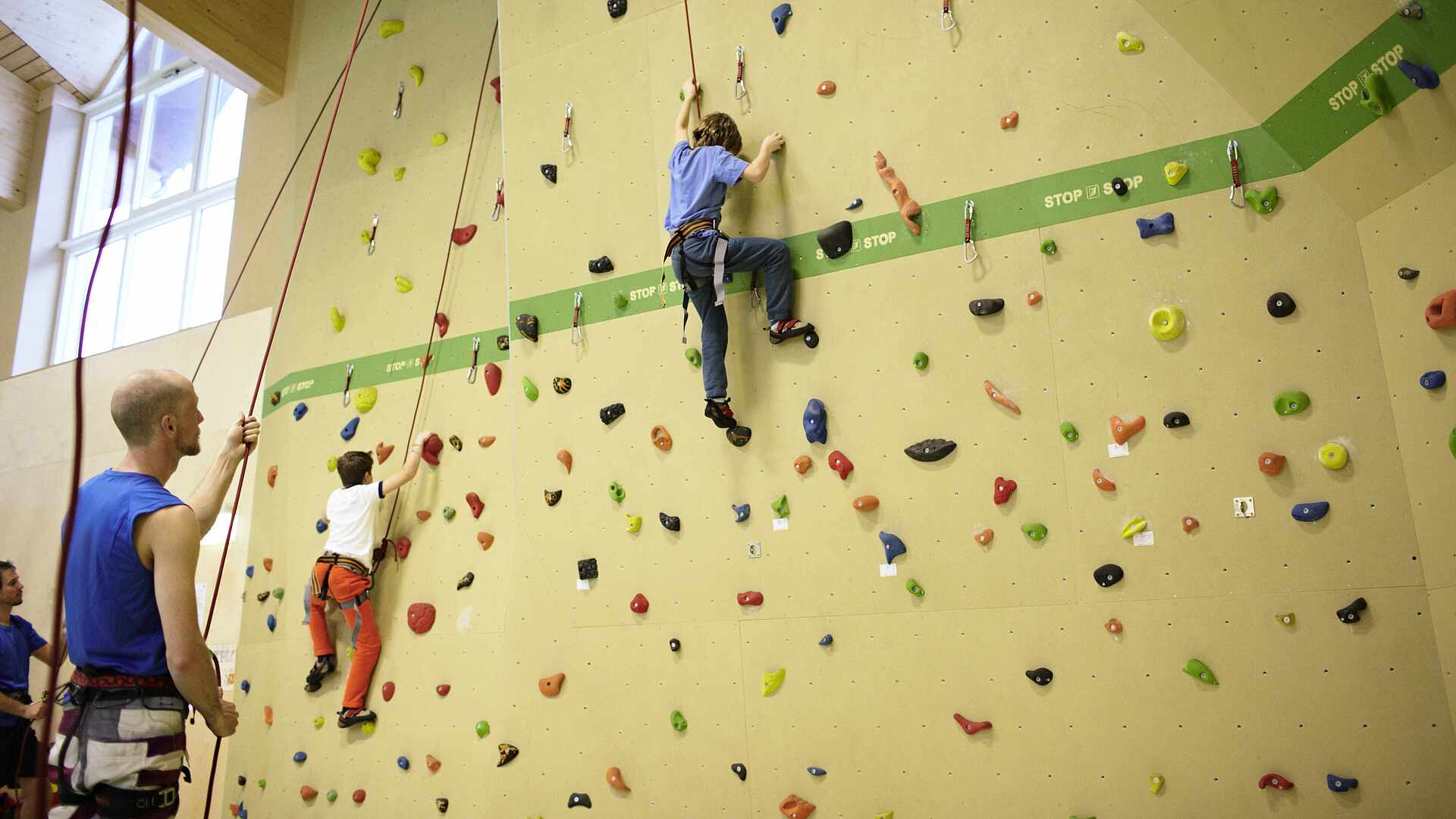 ROBINSON Amadé in Kleinarl – Indoor-Kletterwand mit aktiven Gästen | Wellnesshotel Salzburger Land