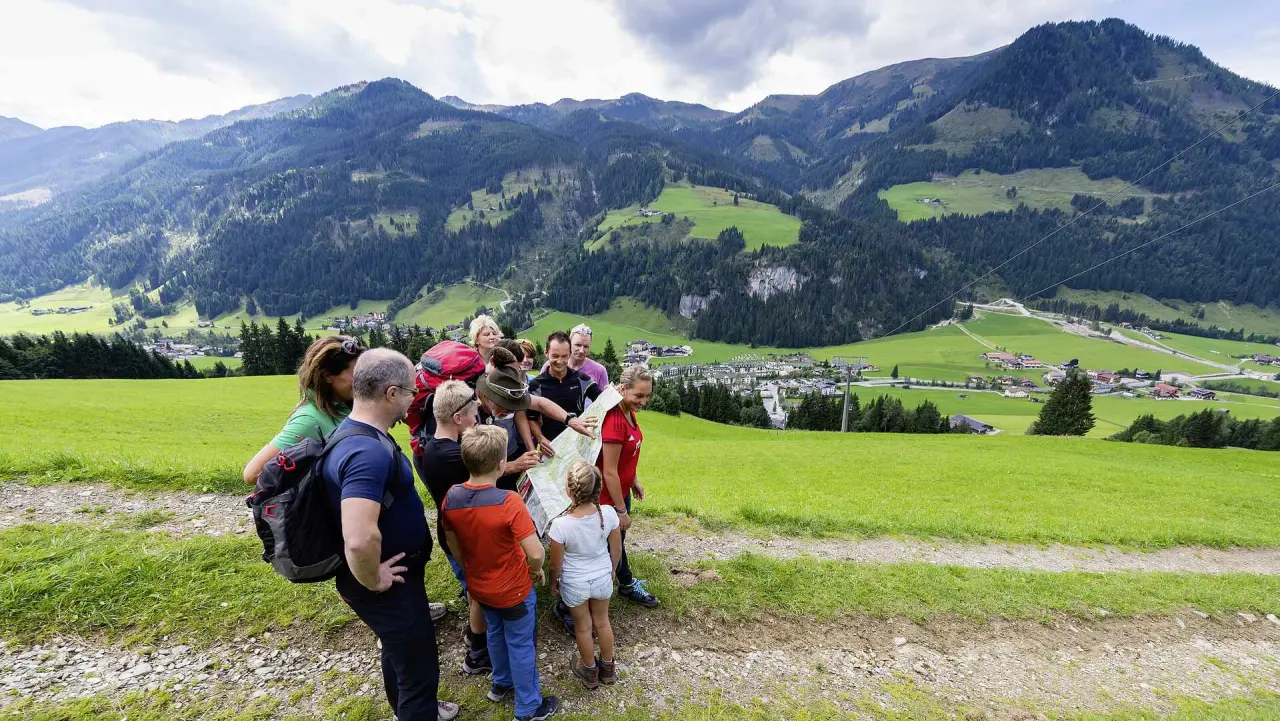 ROBINSON Amadé in Kleinarl – Wandergruppe mit Karte vor beeindruckender Bergkulisse | Wellnesshotel Salzburg