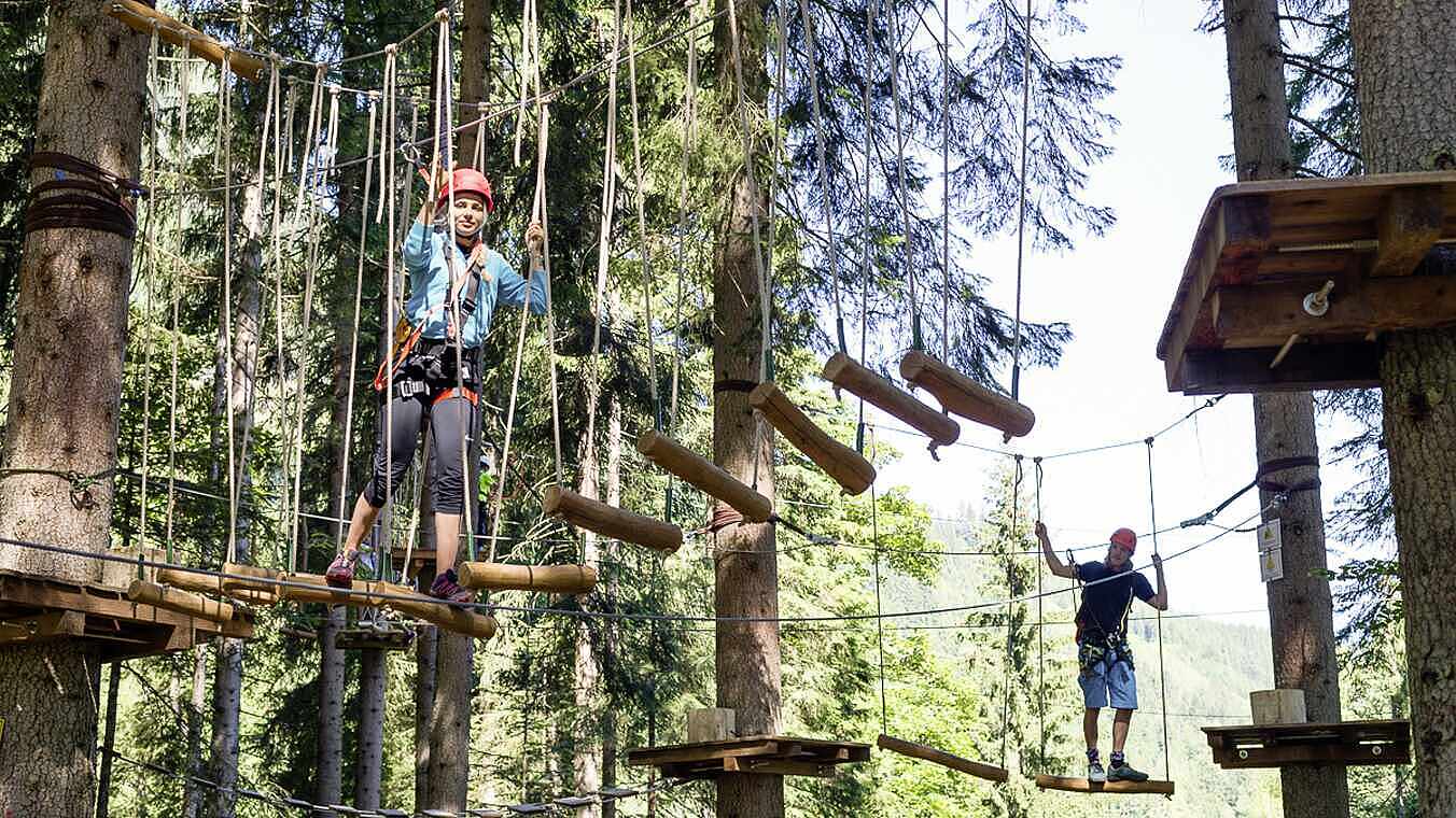 ROBINSON Amadé in Kleinarl – Hochseilgarten im Wald mit aktiven Gästen | Wellnesshotel Salzburger Land