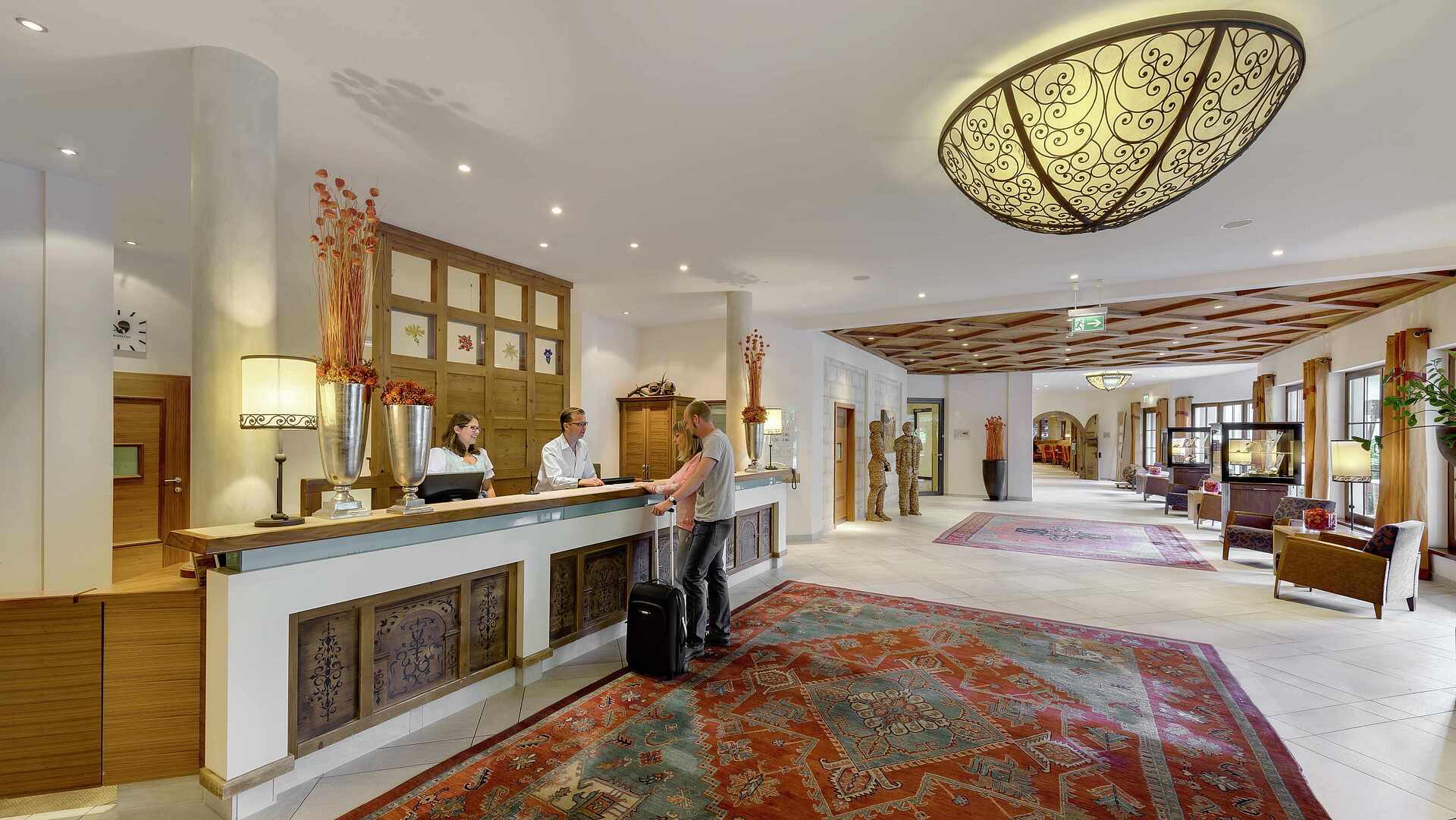 ROBINSON Amadé in Kleinarl – Freundlicher Empfangsbereich mit Rezeption und Personal | Wellnesshotel Salzburger Land
