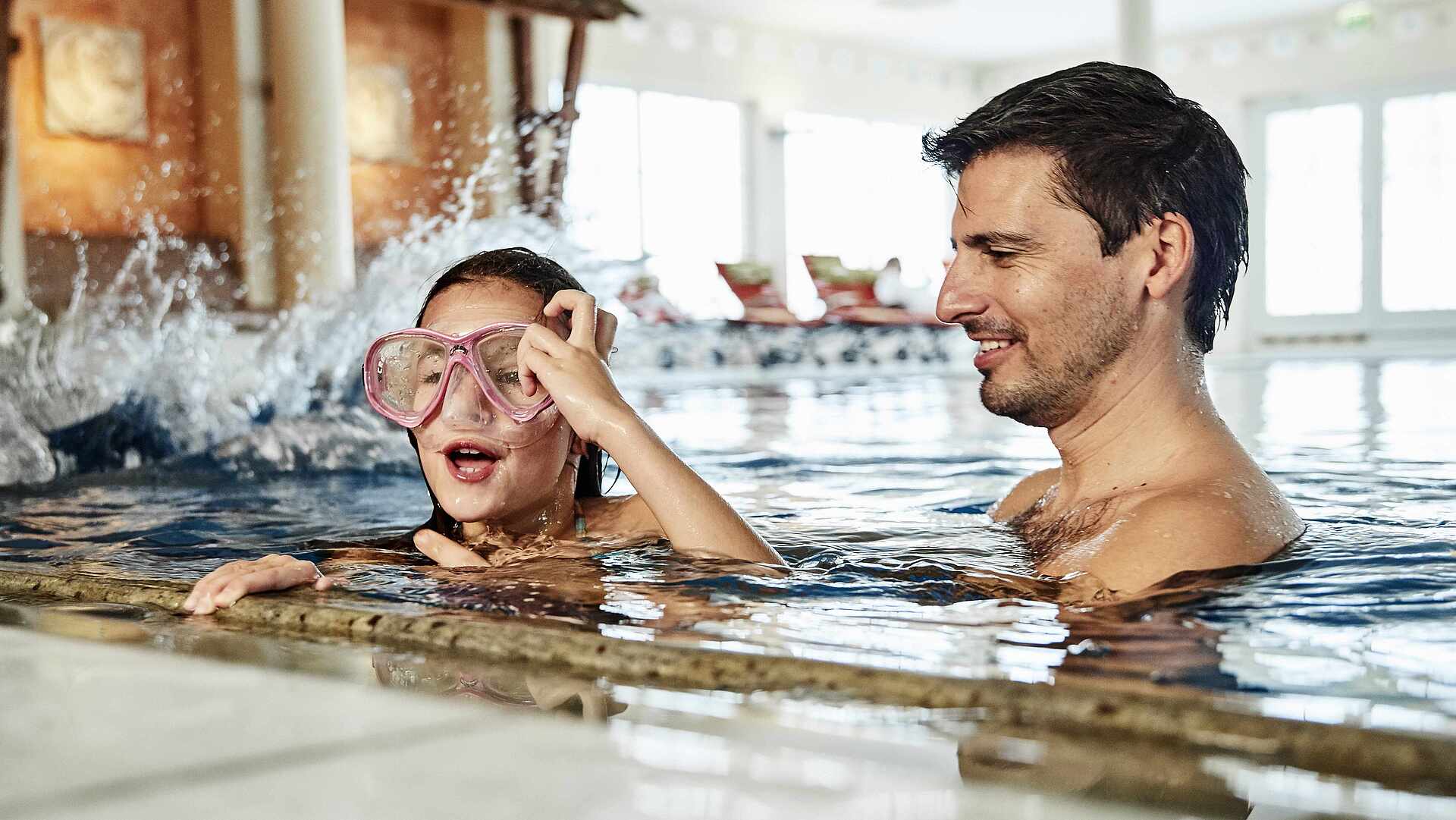 ROBINSON Amadé in Kleinarl – Vater und Tochter beim Planschen im Innenpool | Wellnesshotel Salzburger Land