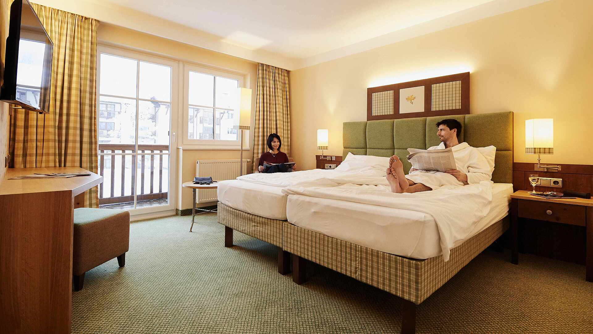 ROBINSON Amadé in Kleinarl – Gemütliches Doppelzimmer mit Paar beim Entspannen | Wellnesshotel Salzburg
