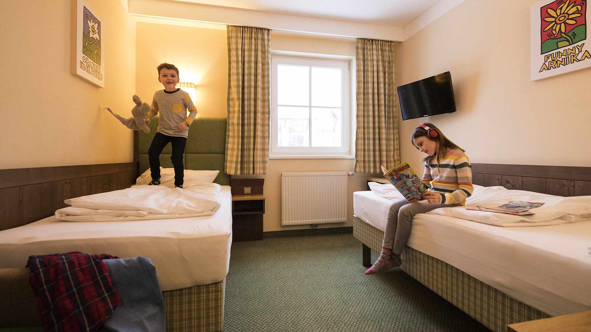 ROBINSON Amadé in Kleinarl – Familienzimmer mit spielenden Kindern | Wellnesshotel Salzburg