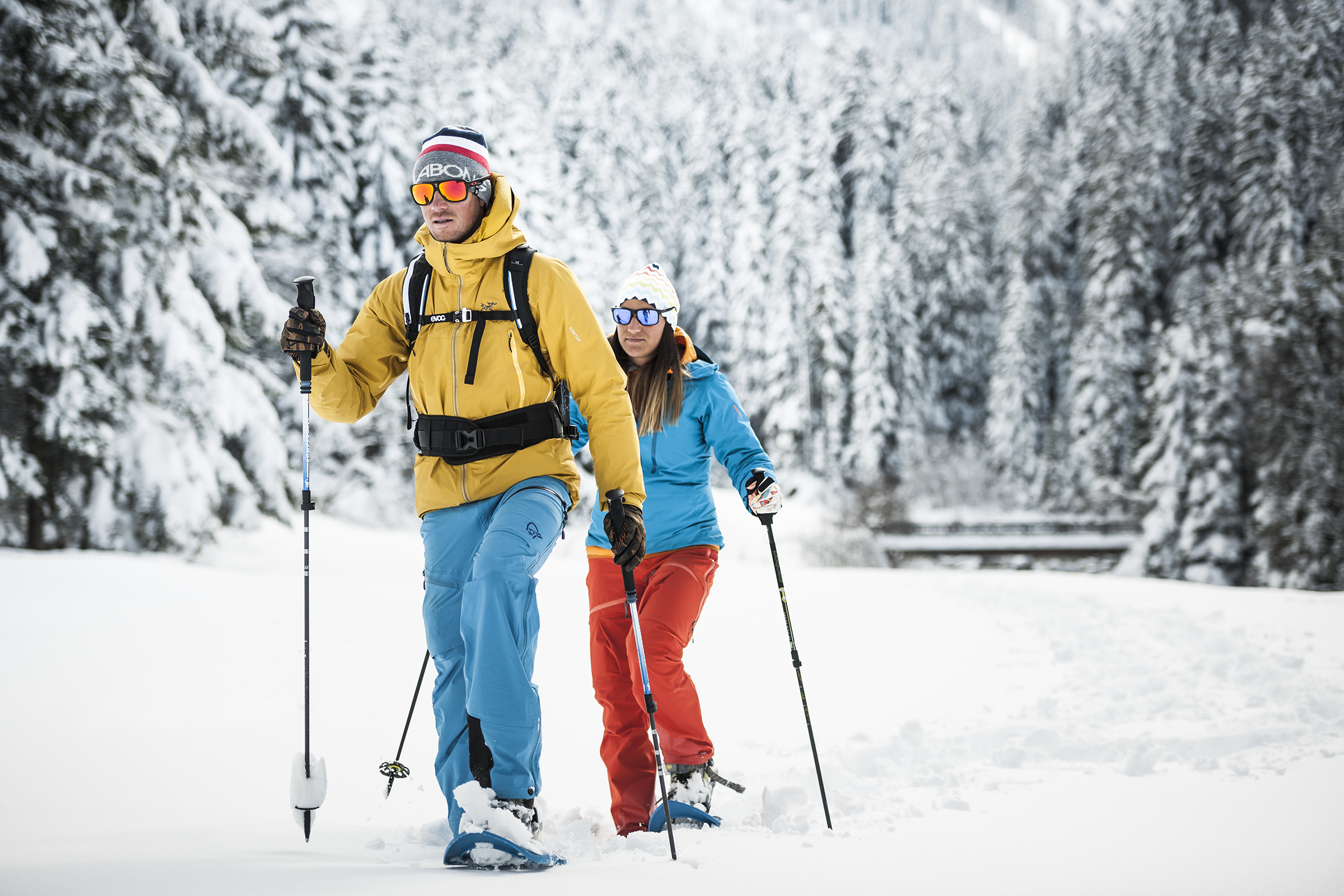 Sporthotel Neustift in Neustift im Stubaital – Paar beim Schneeschuhwandern im verschneiten Wald | Wellnesshotel Stubaital