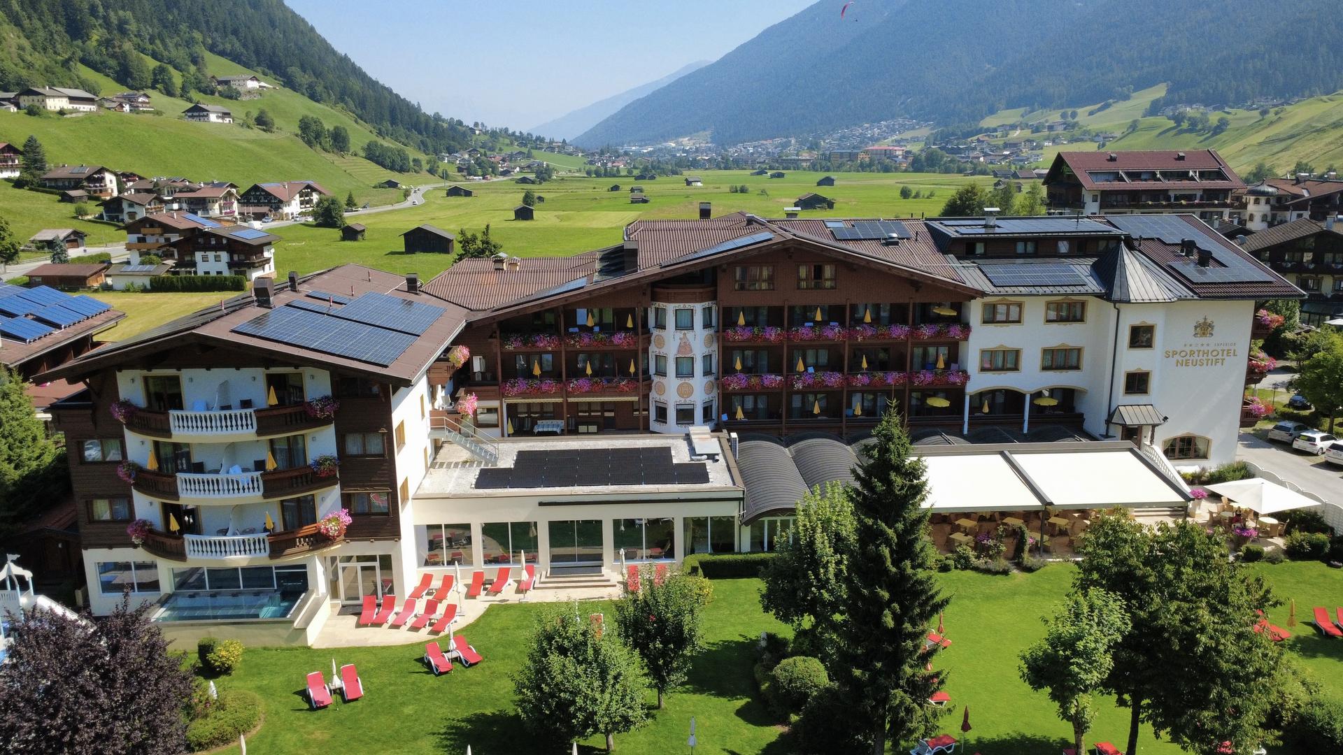 Sporthotel Neustift in Neustift im Stubaital – Luftaufnahme des Hotels mit Garten und Stubaital | Wellnesshotel Stubaital