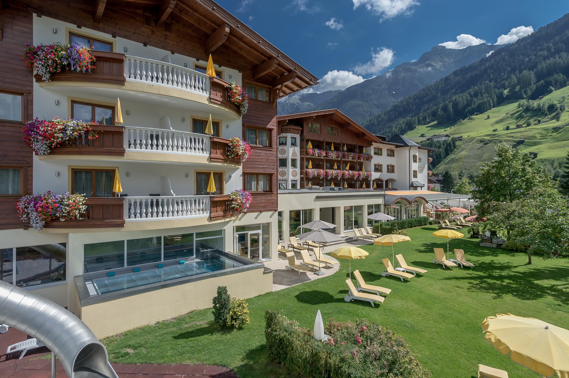 Sporthotel Neustift in Neustift im Stubaital – Außenbereich mit Pool, Rutsche und Bergblick | Wellnesshotel Stubaital