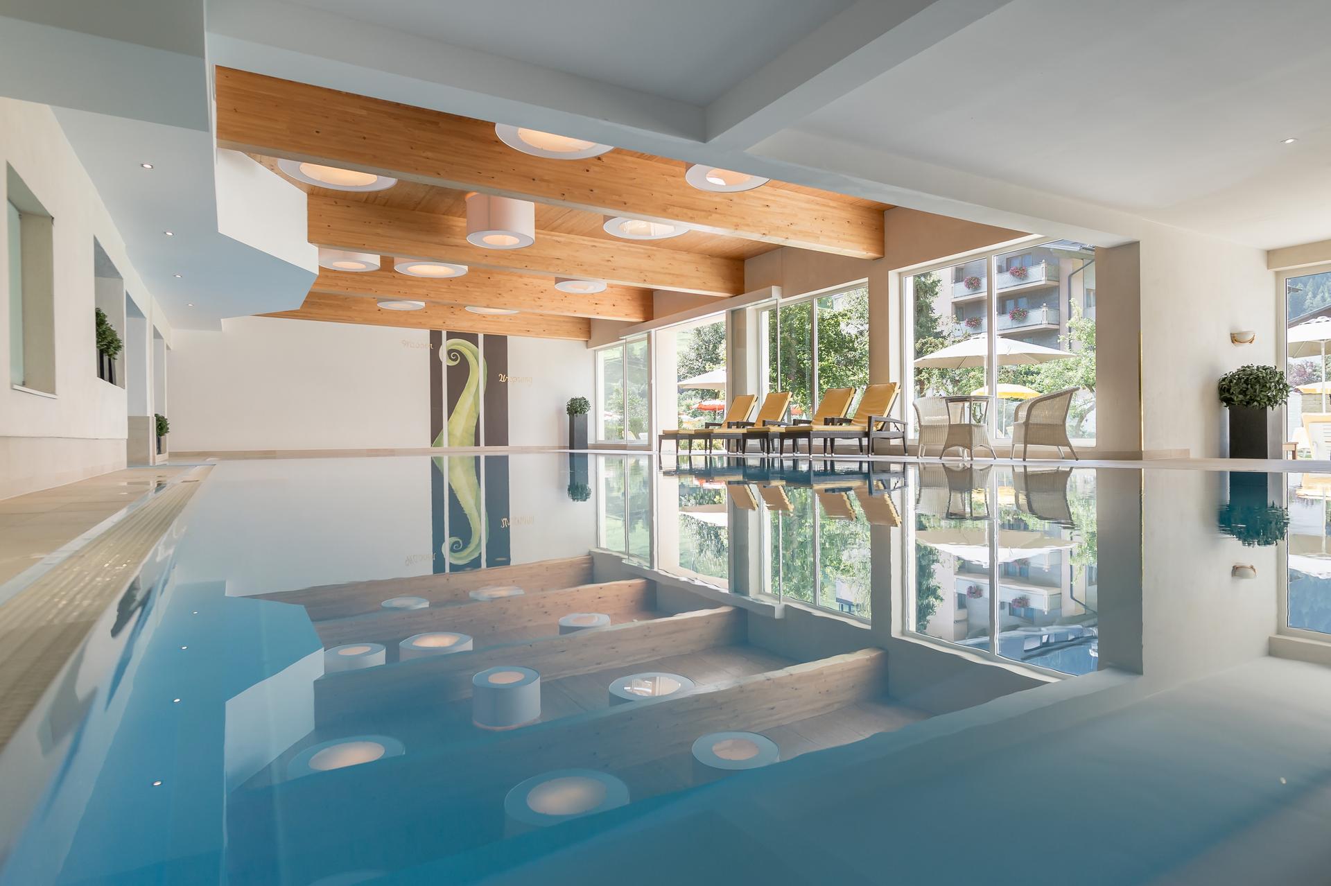 Sporthotel Neustift in Neustift im Stubaital – Modernes Hallenbad mit Holzdecke und großen Fenstern | Wellnesshotel Stubaital